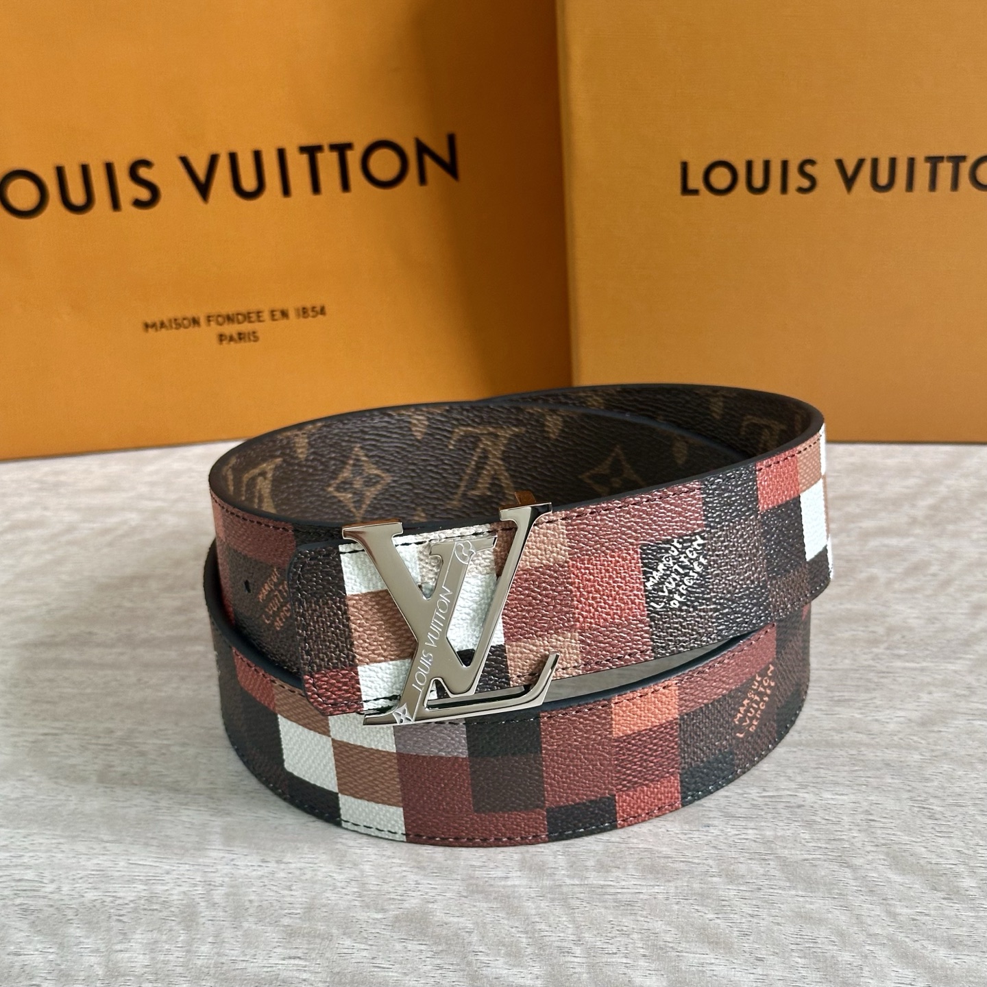 
LV 宽4.0cm 双面腰带将两式经典融于一处。Monogram 印花瞩目放大，与焕新 Monogra
