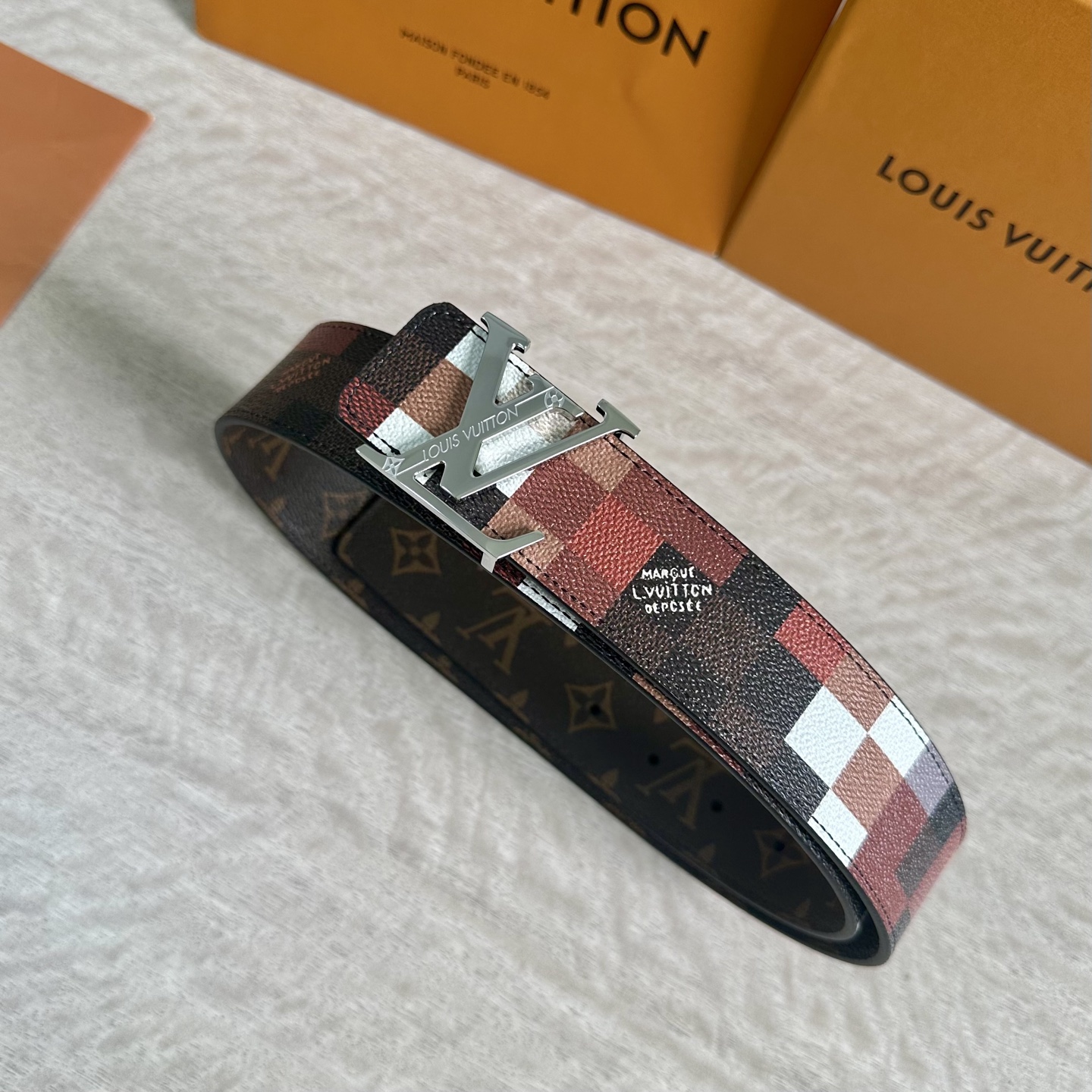 
LV 宽4.0cm 双面腰带将两式经典融于一处。Monogram 印花瞩目放大，与焕新 Monogra