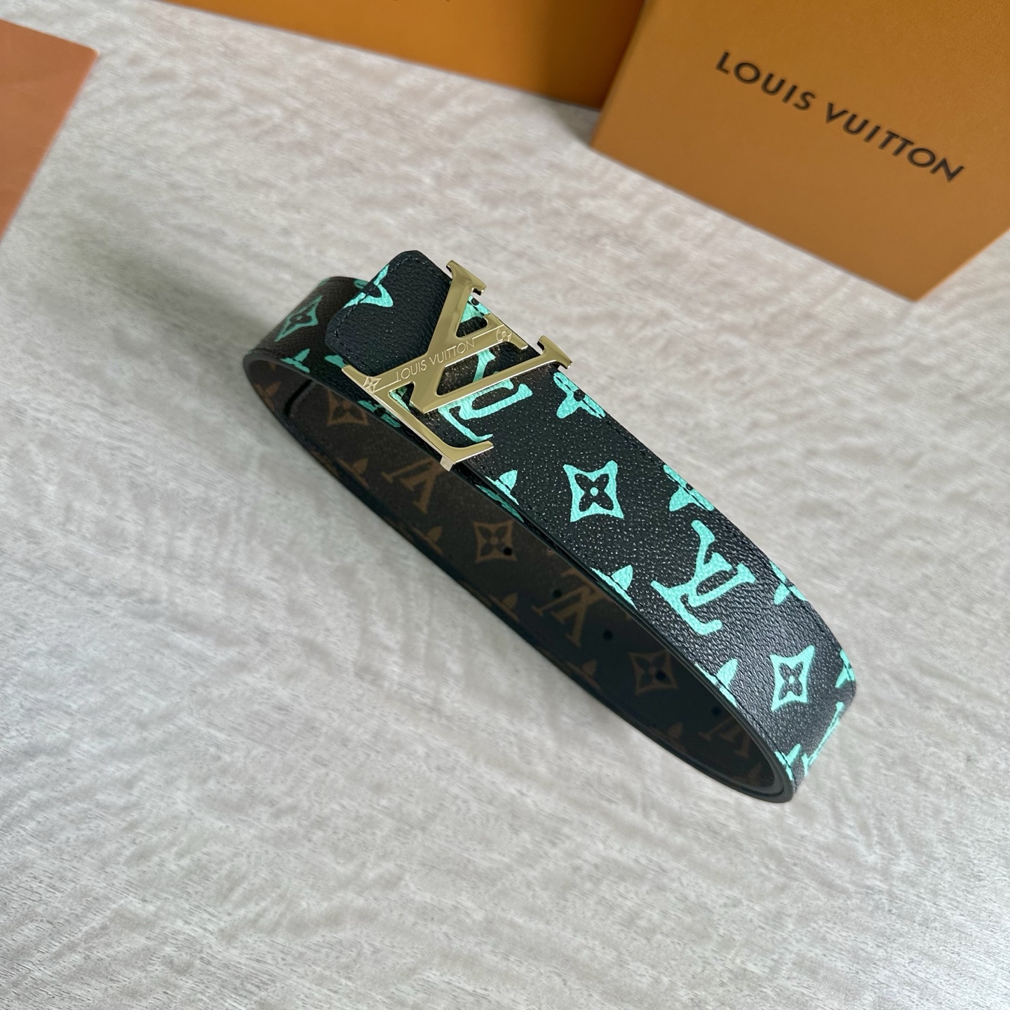 
LV 宽4.0cm 双面腰带将两式经典融于一处。Monogram 印花瞩目放大，与焕新 Monogra