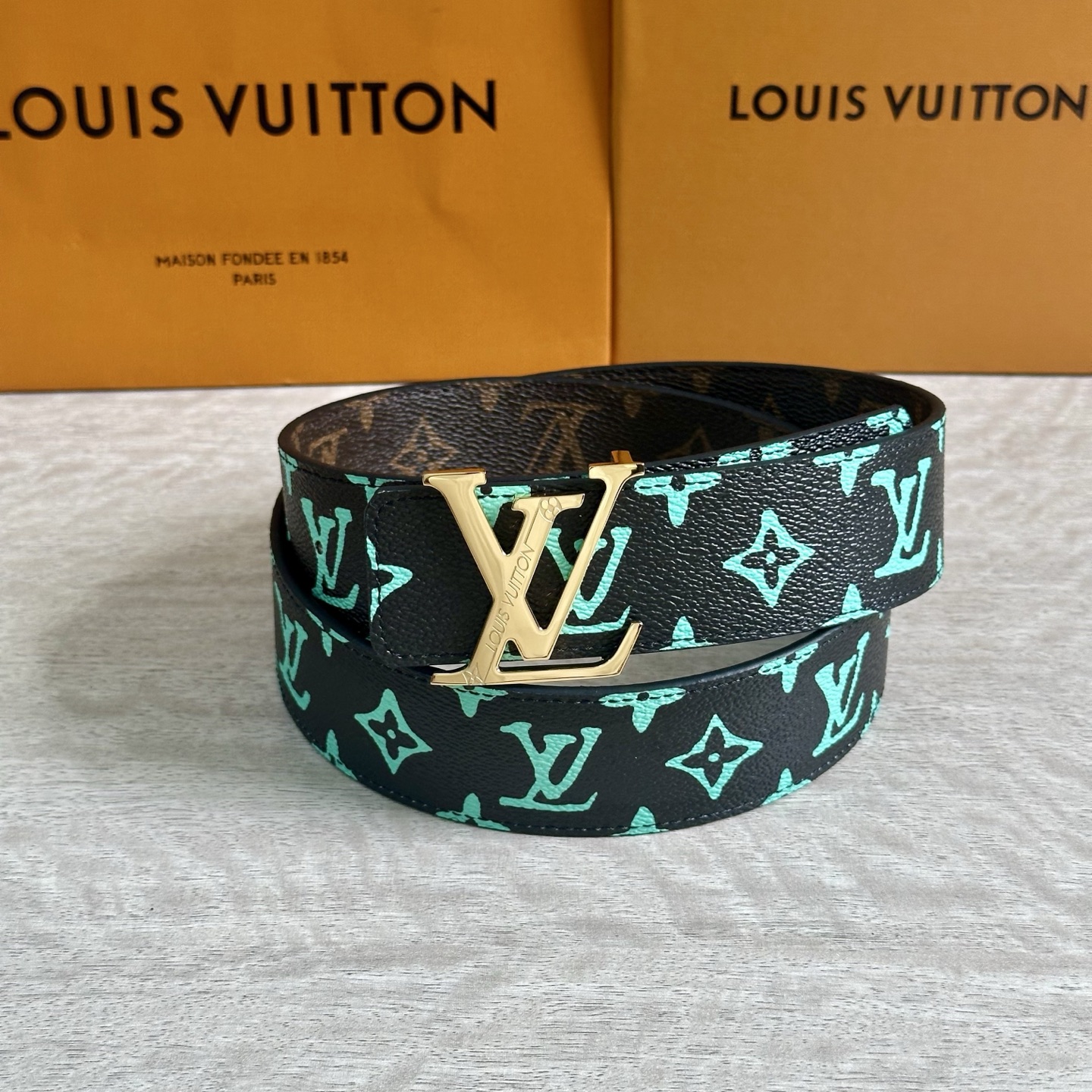 
LV 宽4.0cm 双面腰带将两式经典融于一处。Monogram 印花瞩目放大，与焕新 Monogra