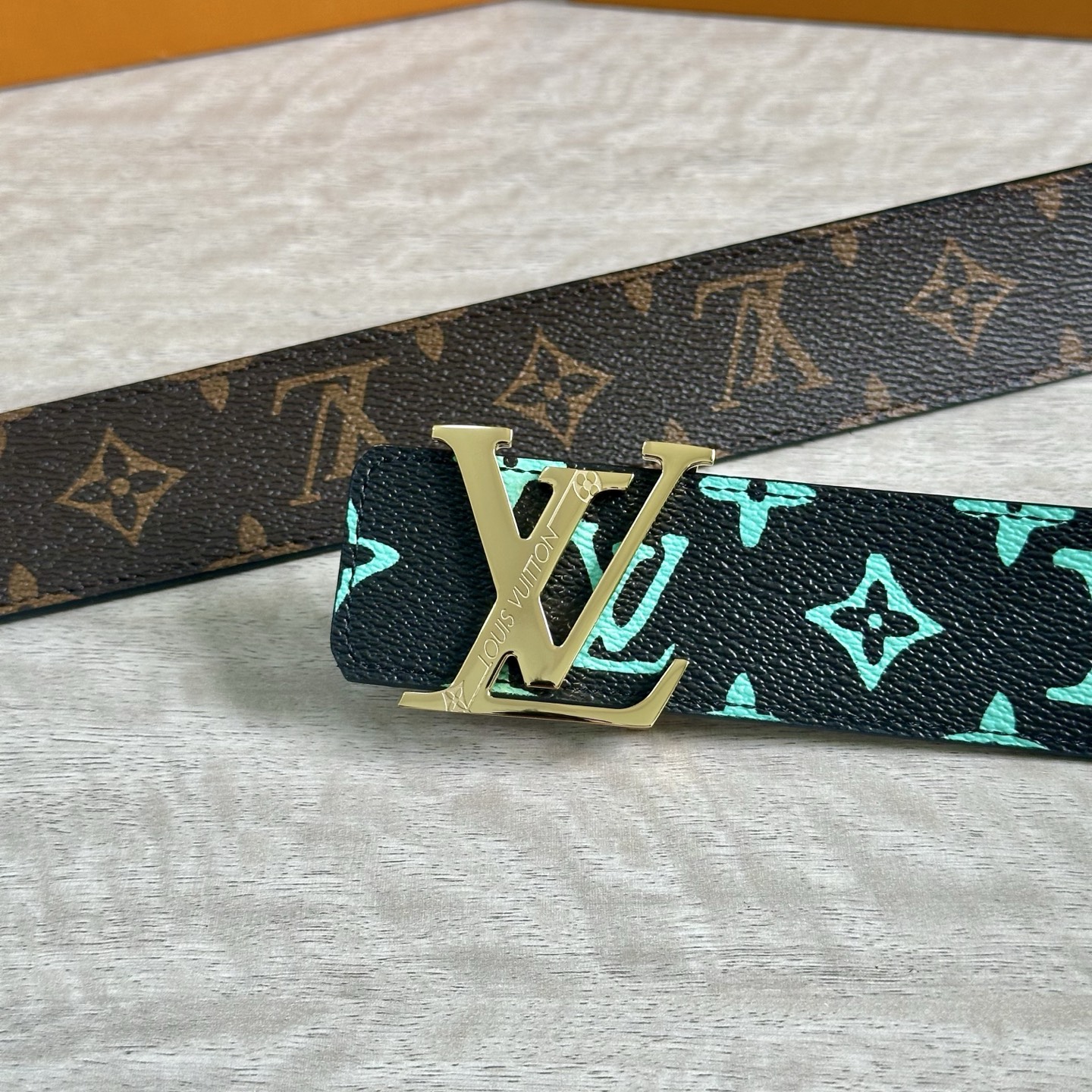 
LV 宽4.0cm 双面腰带将两式经典融于一处。Monogram 印花瞩目放大，与焕新 Monogra