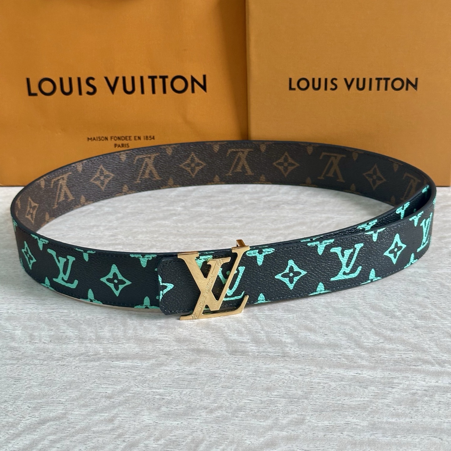 
LV 宽4.0cm 双面腰带将两式经典融于一处。Monogram 印花瞩目放大，与焕新 Monogra