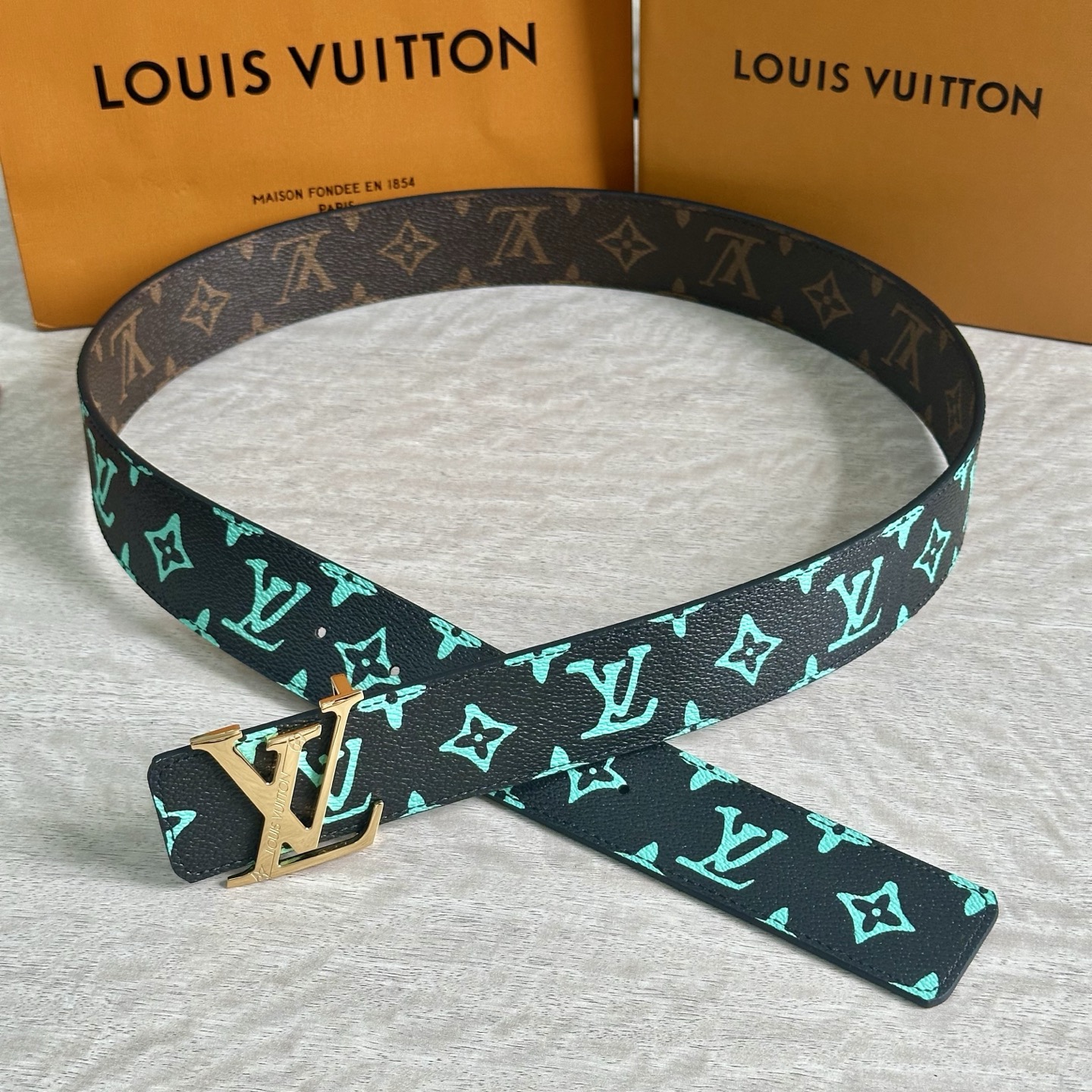 
LV 宽4.0cm 双面腰带将两式经典融于一处。Monogram 印花瞩目放大，与焕新 Monogra