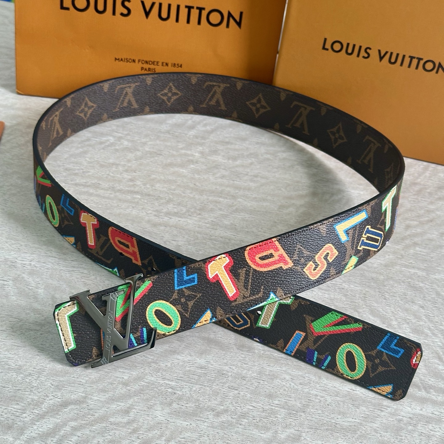 
LV 宽4.0cm 双面腰带将两式经典融于一处。Monogram 印花瞩目放大，与焕新 Monogra
