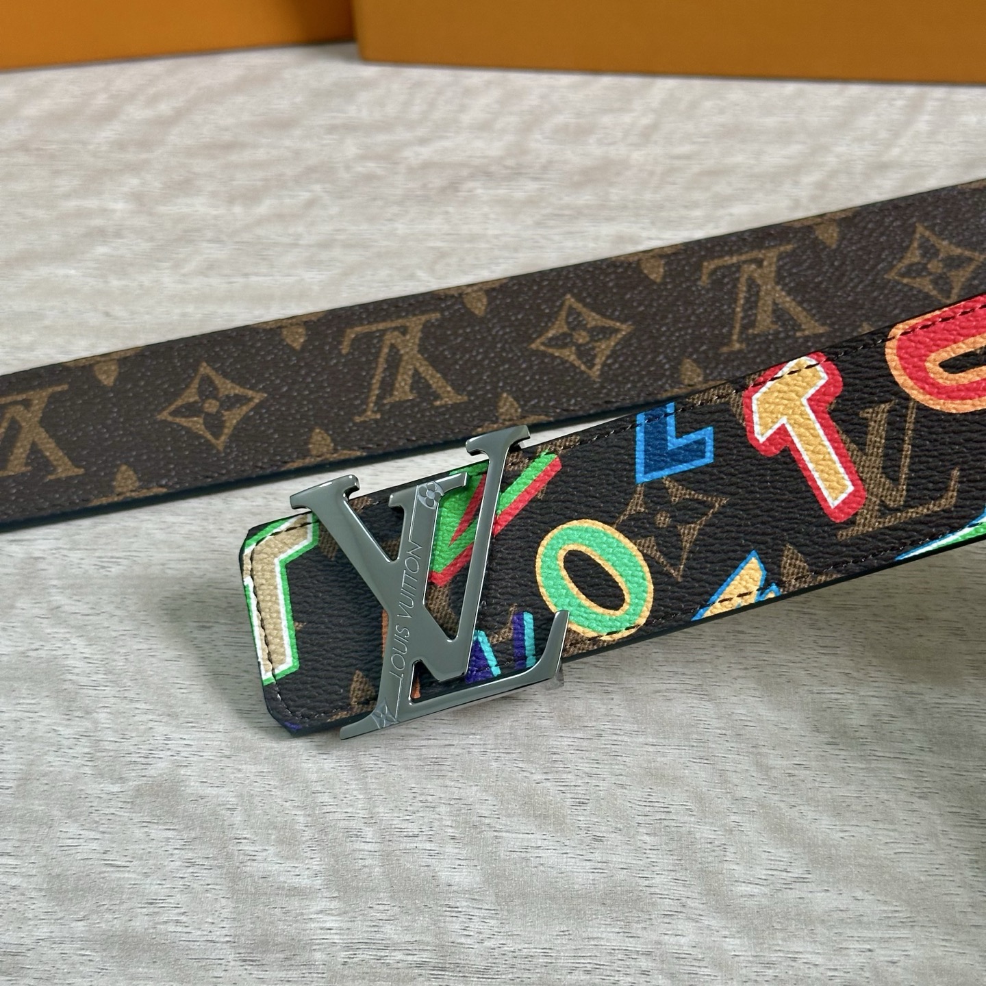 
LV 宽4.0cm 双面腰带将两式经典融于一处。Monogram 印花瞩目放大，与焕新 Monogra