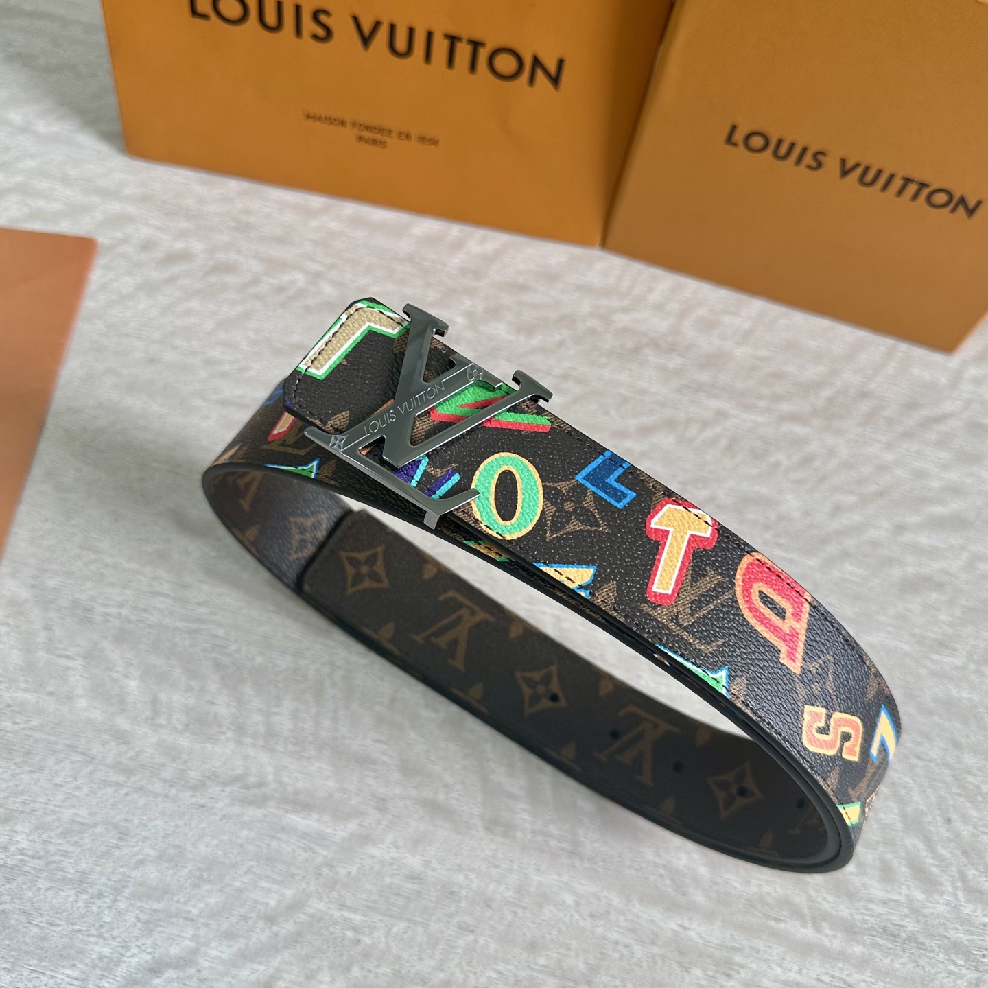 
LV 宽4.0cm 双面腰带将两式经典融于一处。Monogram 印花瞩目放大，与焕新 Monogra