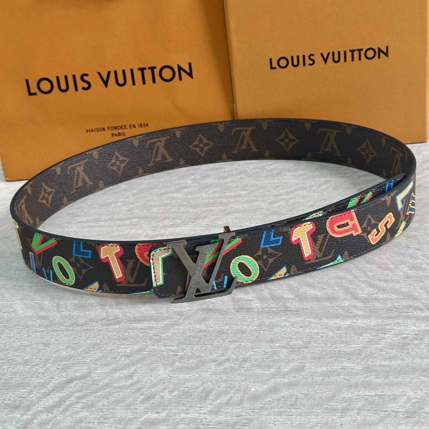 
LV 宽4.0cm 双面腰带将两式经典融于一处。Monogram 印花瞩目放大，与焕新 Monogra