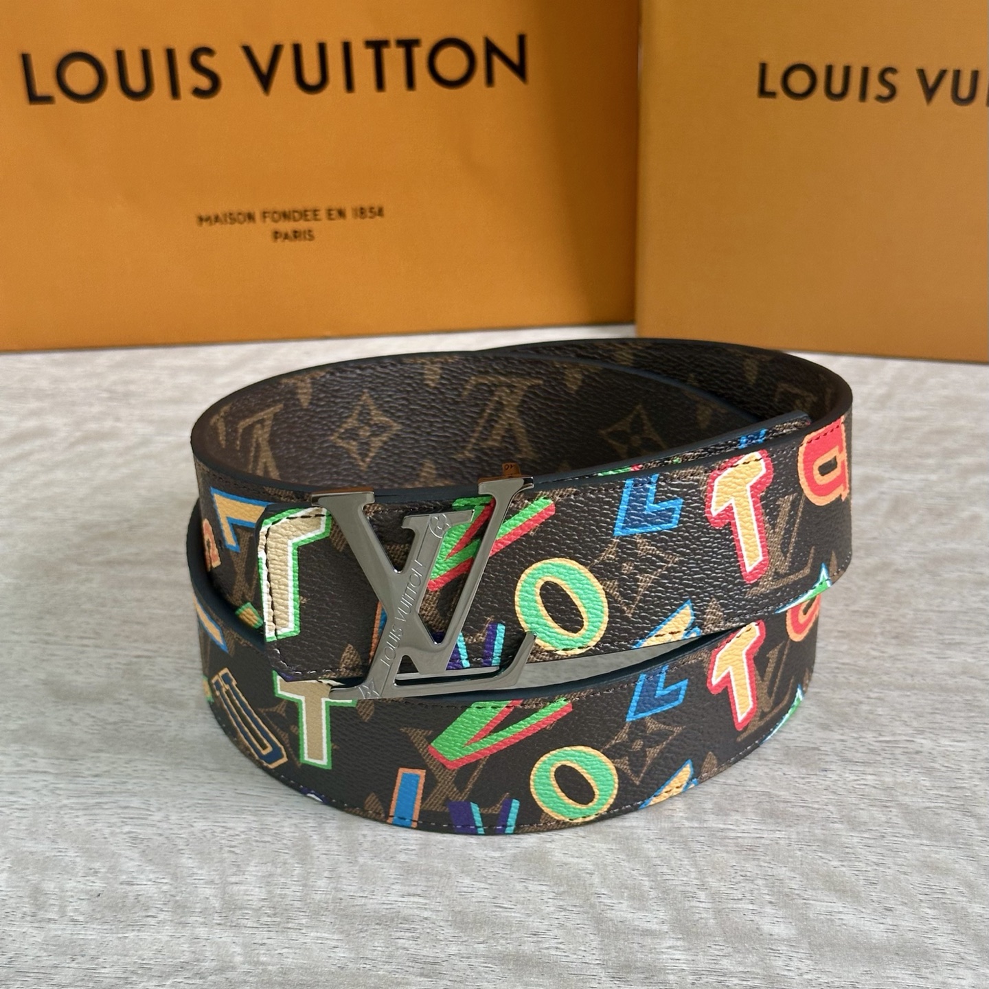 
LV 宽4.0cm 双面腰带将两式经典融于一处。Monogram 印花瞩目放大，与焕新 Monogra