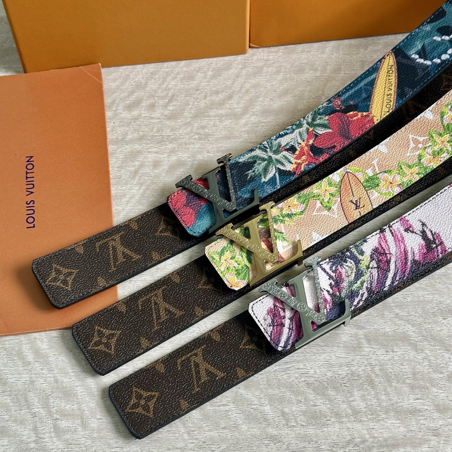
LV 宽4.0cm 双面腰带将两式经典融于一处。Monogram 印花瞩目放大，与焕新 Monogra