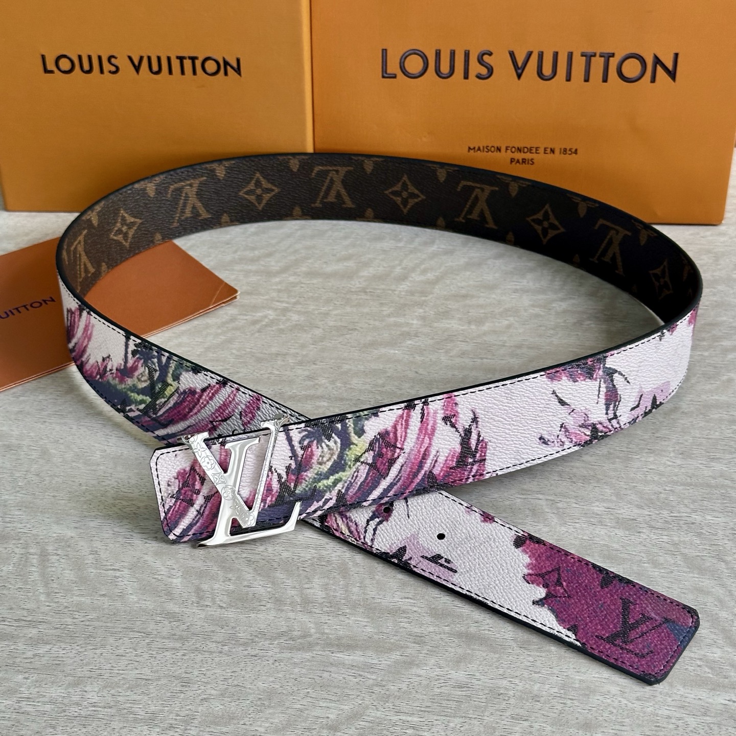 
LV 宽4.0cm 双面腰带将两式经典融于一处。Monogram 印花瞩目放大，与焕新 Monogra