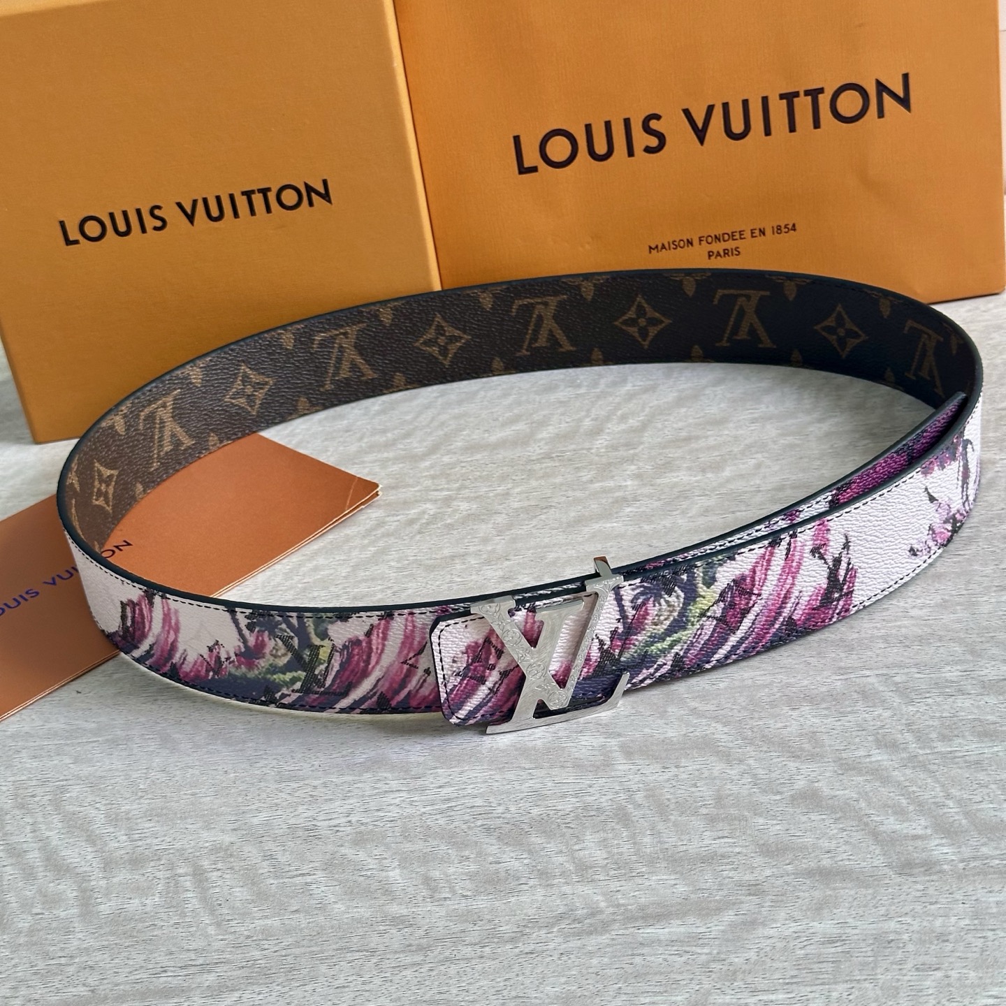 
LV 宽4.0cm 双面腰带将两式经典融于一处。Monogram 印花瞩目放大，与焕新 Monogra