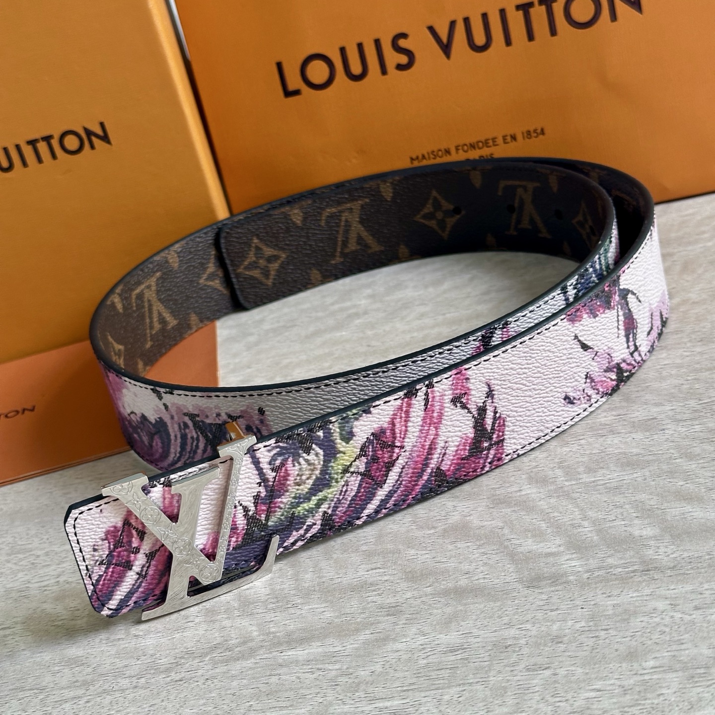 
LV 宽4.0cm 双面腰带将两式经典融于一处。Monogram 印花瞩目放大，与焕新 Monogra