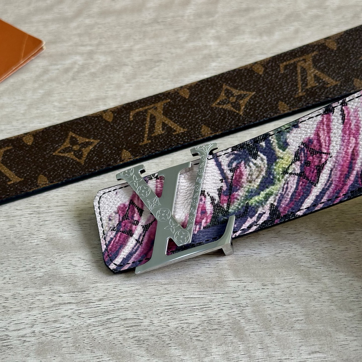 
LV 宽4.0cm 双面腰带将两式经典融于一处。Monogram 印花瞩目放大，与焕新 Monogra