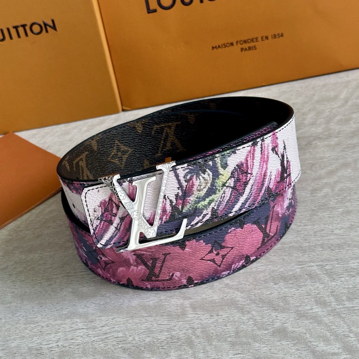 
LV 宽4.0cm 双面腰带将两式经典融于一处。Monogram 印花瞩目放大，与焕新 Monogra