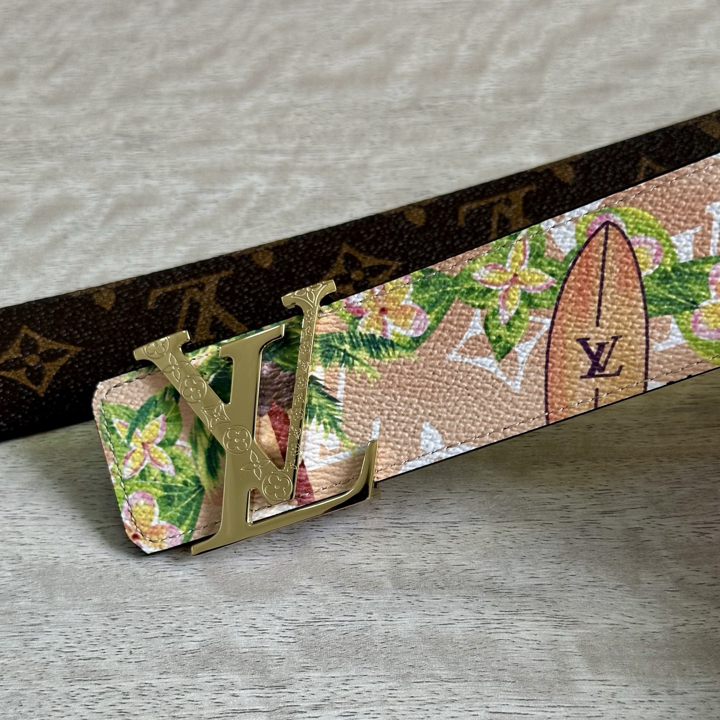 
LV 宽4.0cm 双面腰带将两式经典融于一处。Monogram 印花瞩目放大，与焕新 Monogra