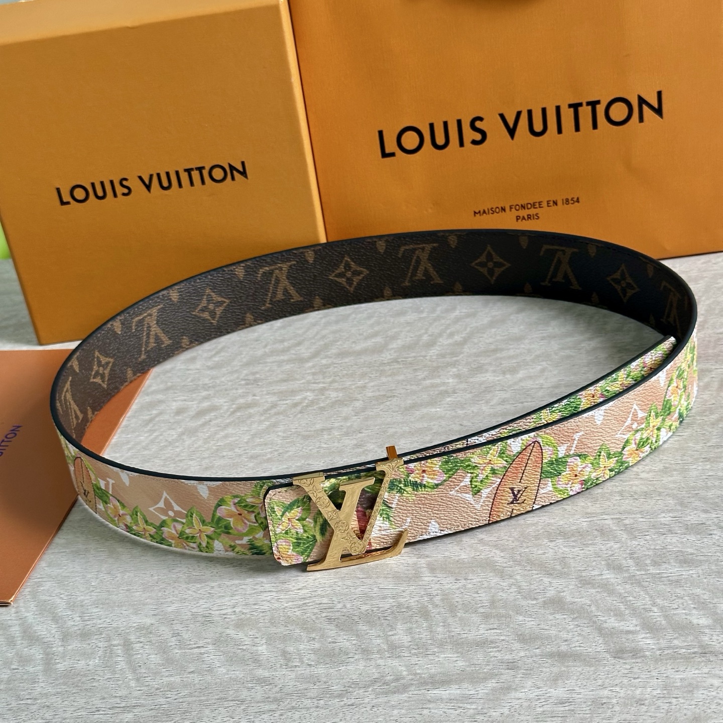 
LV 宽4.0cm 双面腰带将两式经典融于一处。Monogram 印花瞩目放大，与焕新 Monogra