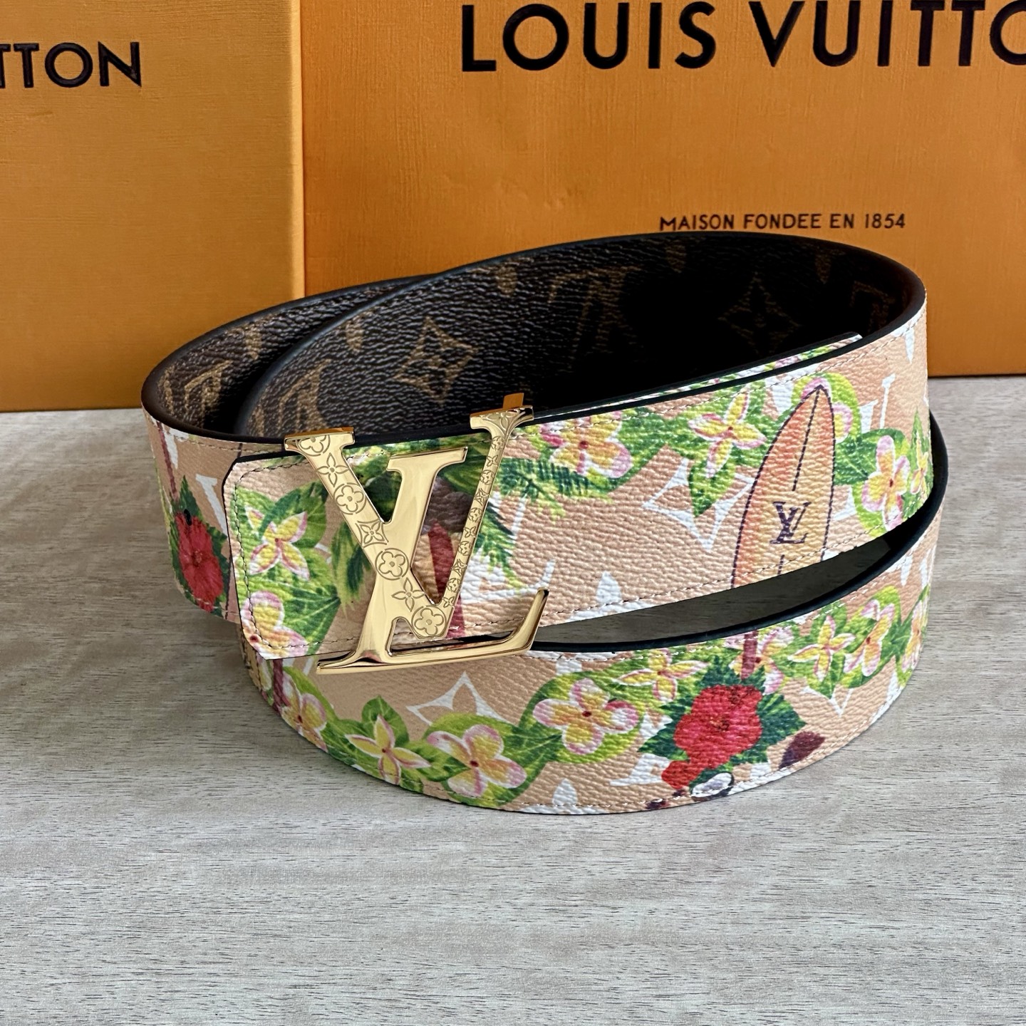 
LV 宽4.0cm 双面腰带将两式经典融于一处。Monogram 印花瞩目放大，与焕新 Monogra