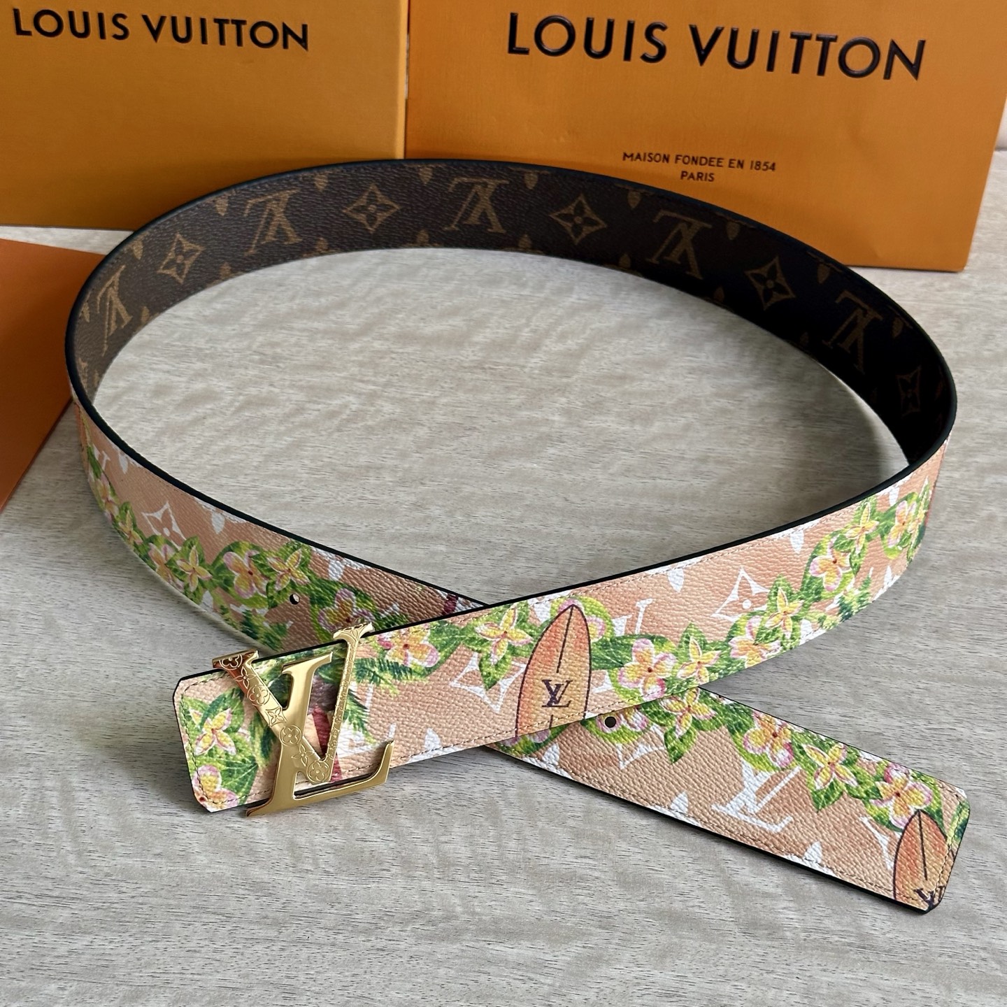 
LV 宽4.0cm 双面腰带将两式经典融于一处。Monogram 印花瞩目放大，与焕新 Monogra