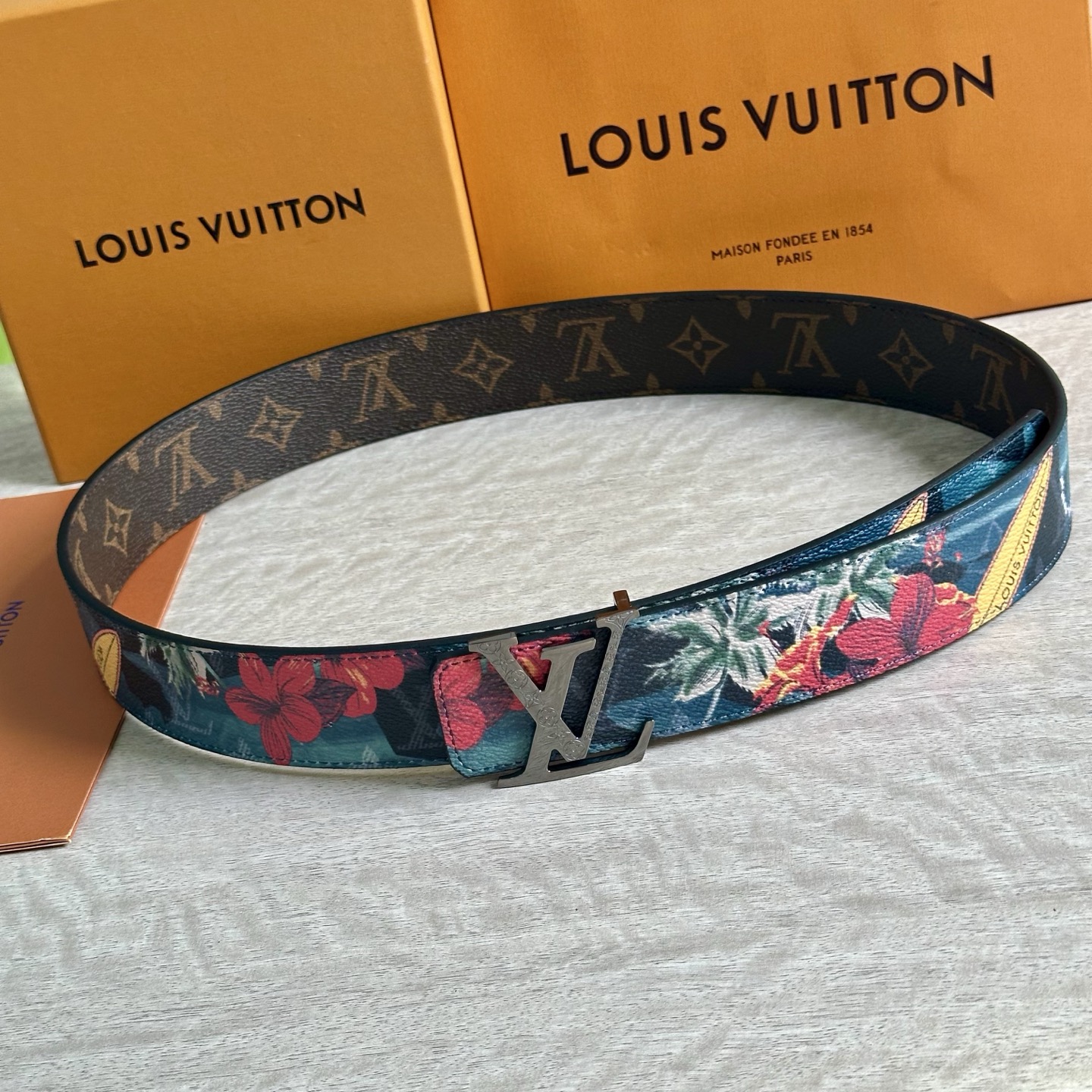 
LV 宽4.0cm 双面腰带将两式经典融于一处。Monogram 印花瞩目放大，与焕新 Monogra