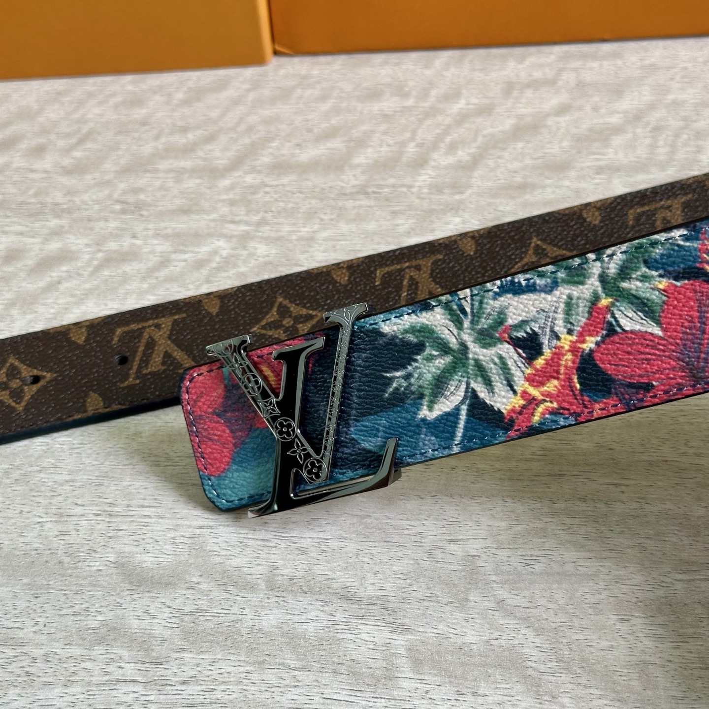 
LV 宽4.0cm 双面腰带将两式经典融于一处。Monogram 印花瞩目放大，与焕新 Monogra