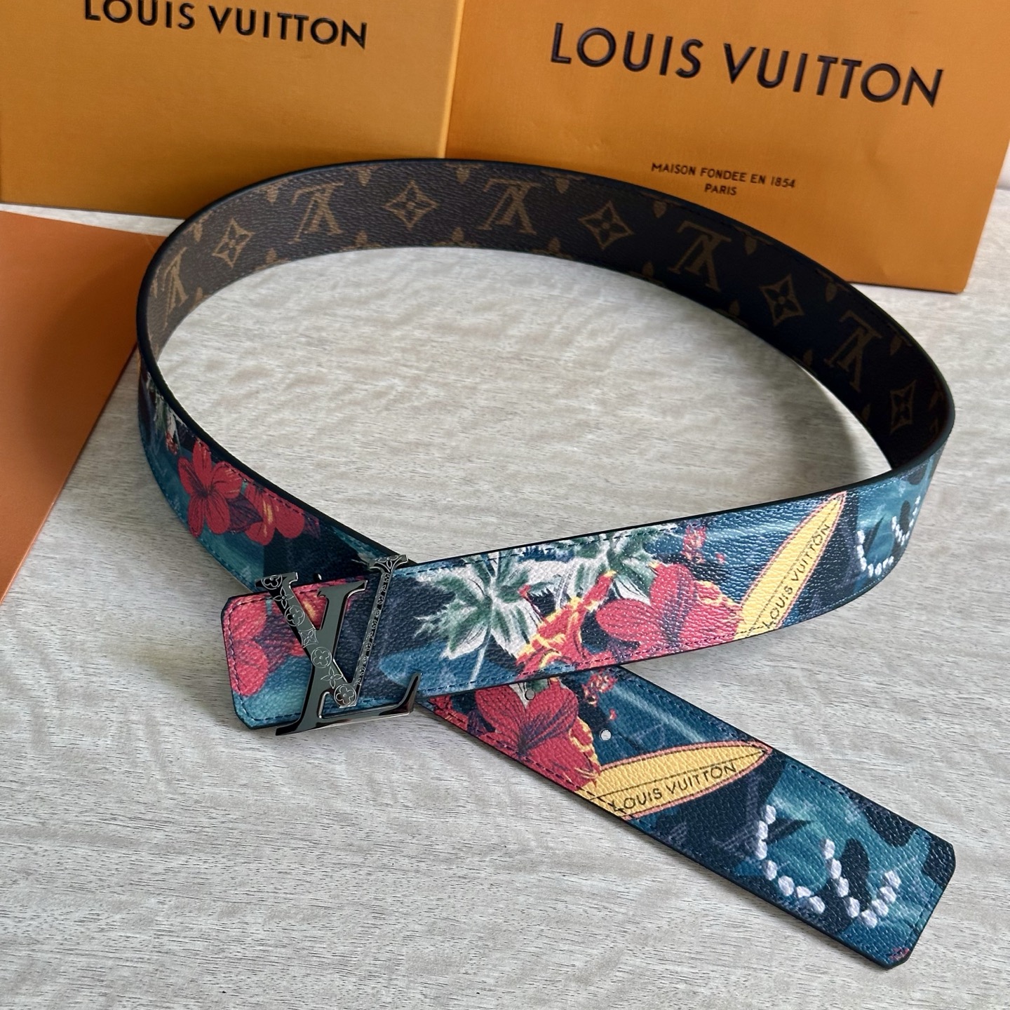 
LV 宽4.0cm 双面腰带将两式经典融于一处。Monogram 印花瞩目放大，与焕新 Monogra