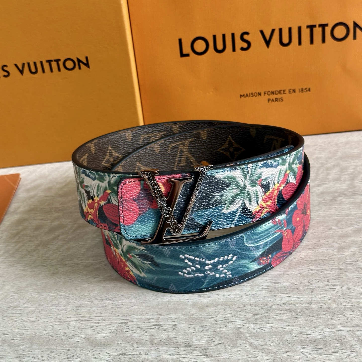 
LV 宽4.0cm 双面腰带将两式经典融于一处。Monogram 印花瞩目放大，与焕新 Monogra