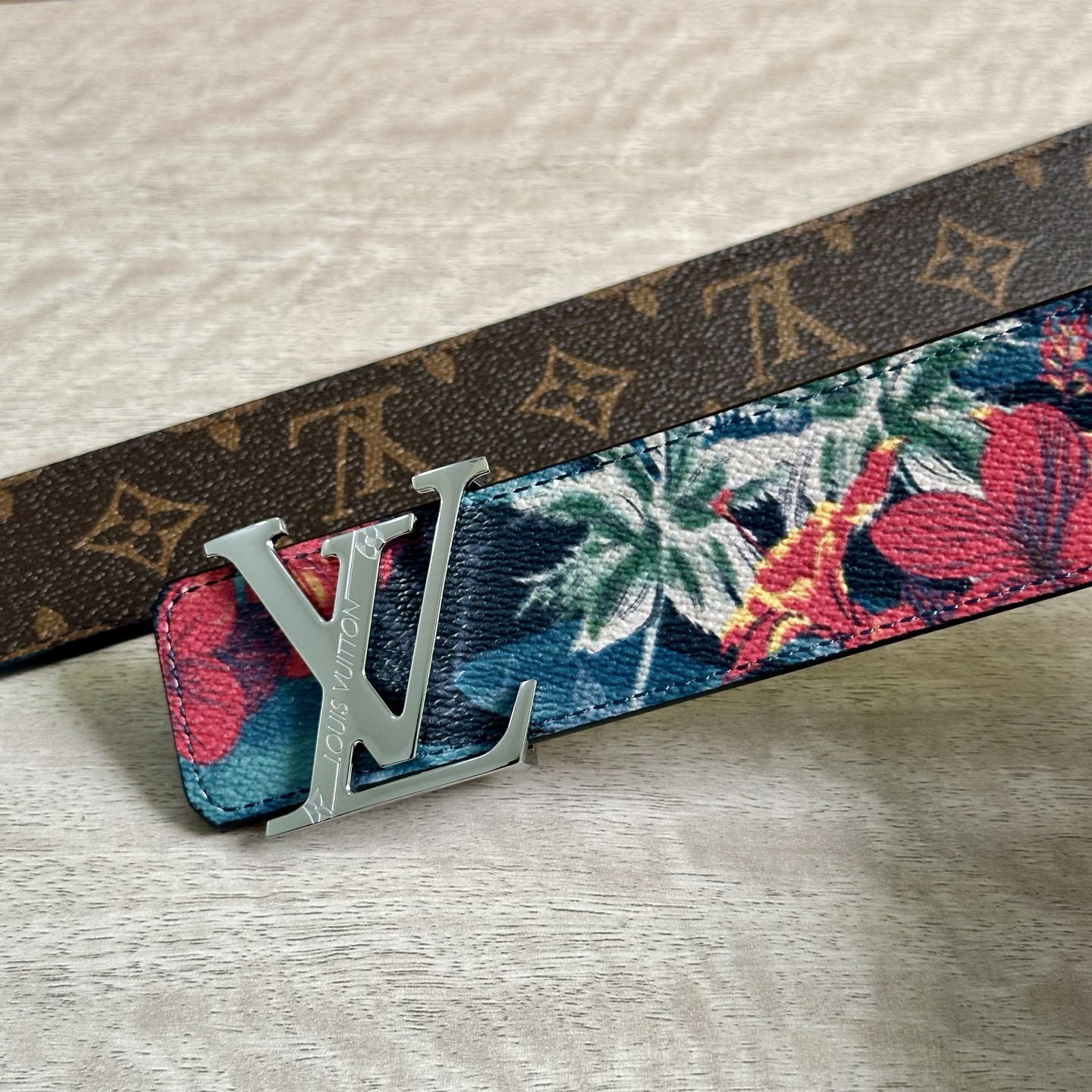 
LV 宽4.0cm 双面腰带将两式经典融于一处。Monogram 印花瞩目放大，与焕新 Monogra