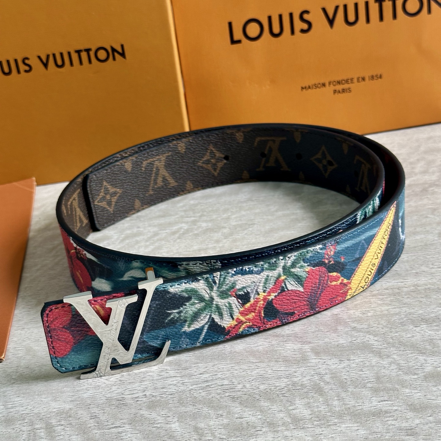 
LV 宽4.0cm 双面腰带将两式经典融于一处。Monogram 印花瞩目放大，与焕新 Monogra