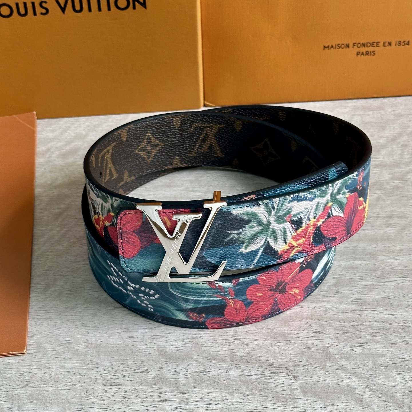 
LV 宽4.0cm 双面腰带将两式经典融于一处。Monogram 印花瞩目放大，与焕新 Monogra