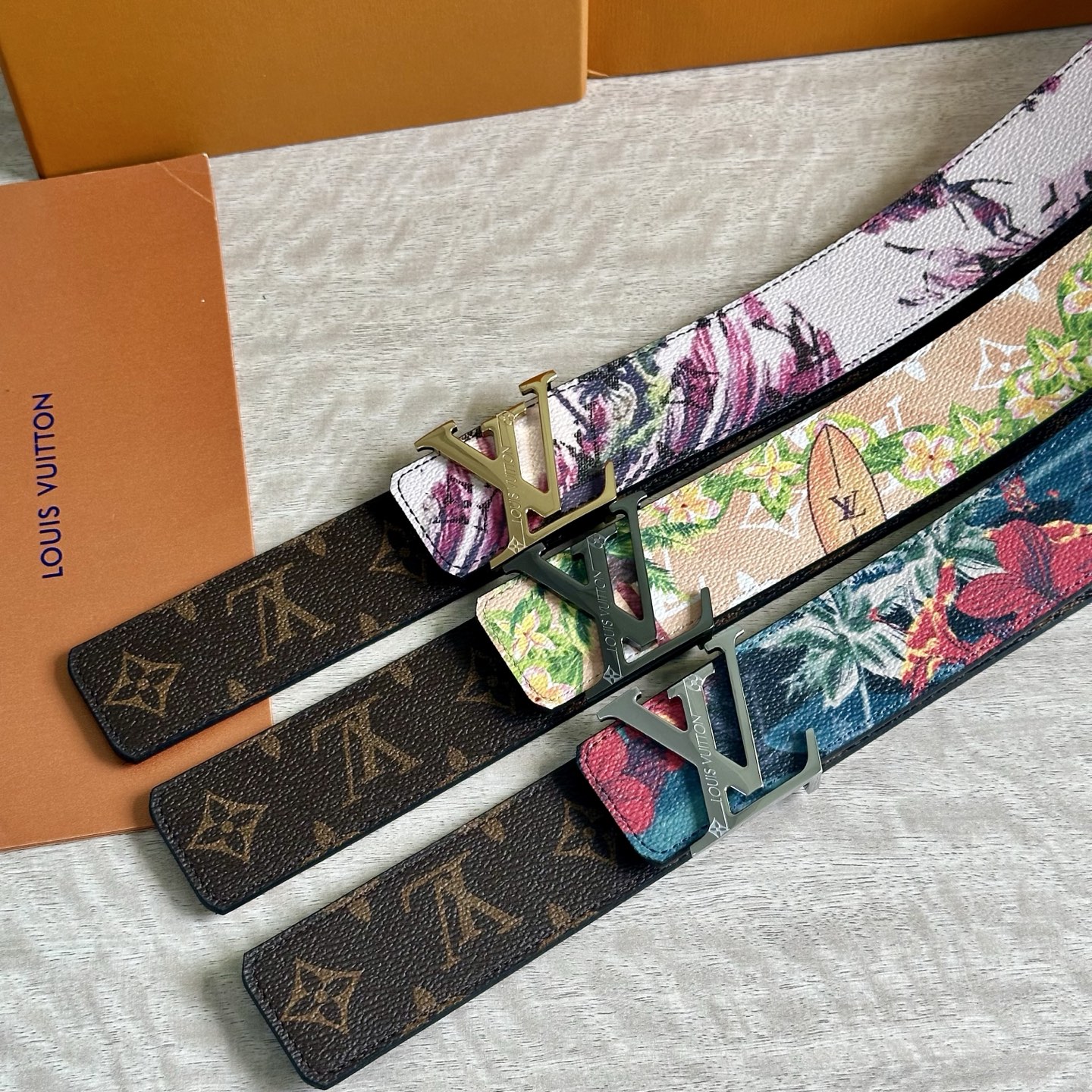 
LV 宽4.0cm 双面腰带将两式经典融于一处。Monogram 印花瞩目放大，与焕新 Monogra