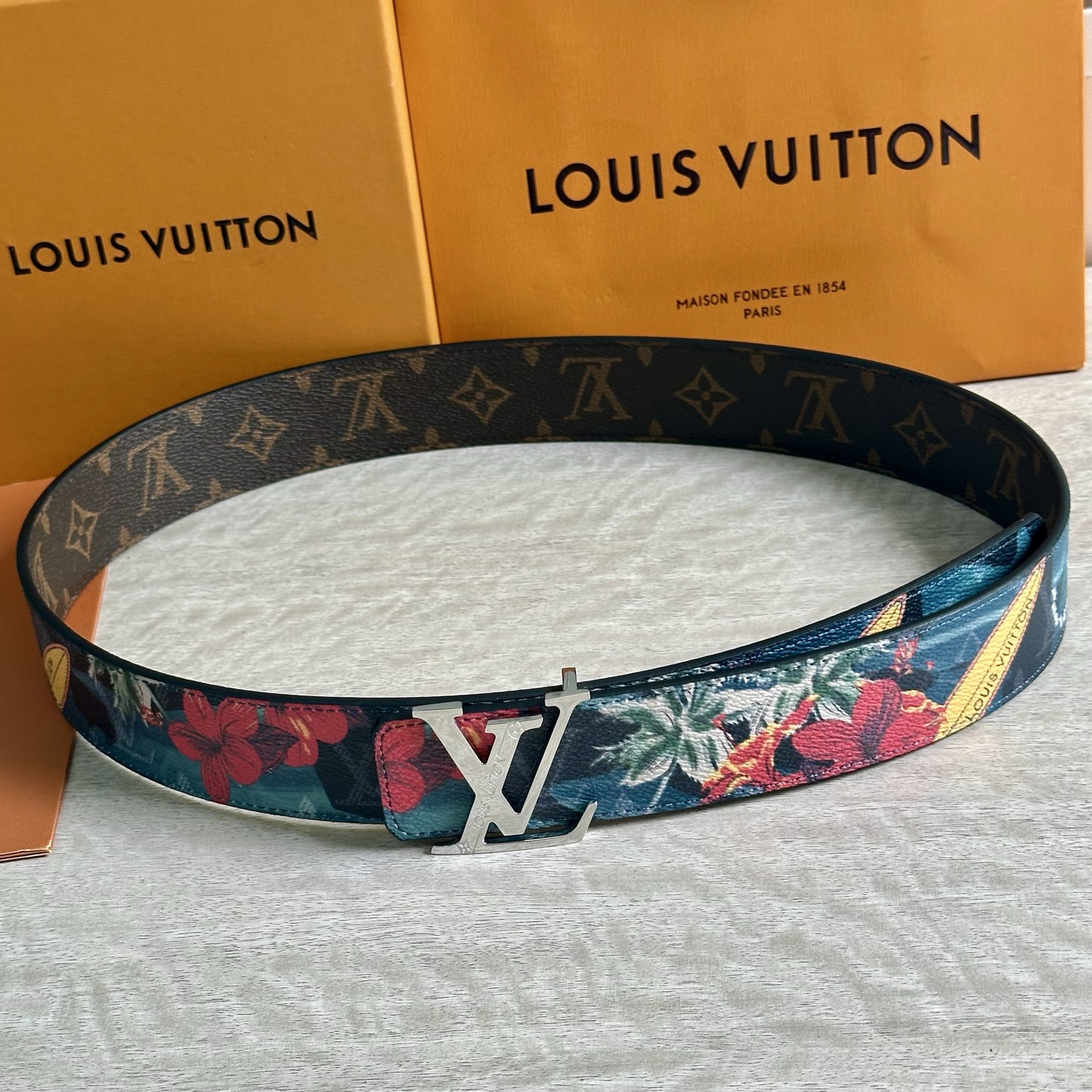 
LV 宽4.0cm 双面腰带将两式经典融于一处。Monogram 印花瞩目放大，与焕新 Monogra