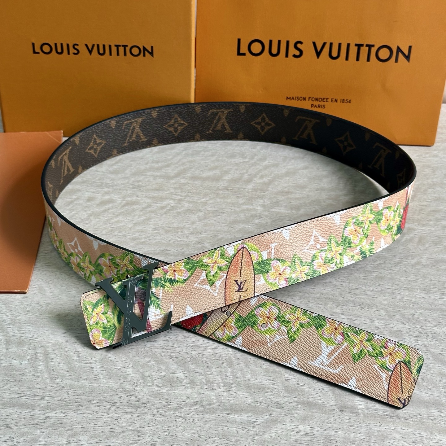 
LV 宽4.0cm 双面腰带将两式经典融于一处。Monogram 印花瞩目放大，与焕新 Monogra