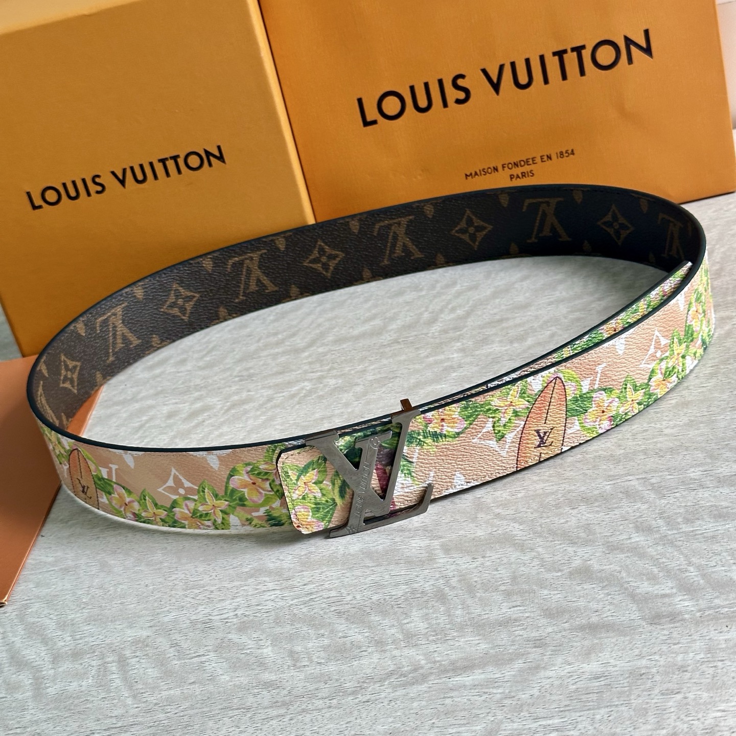 
LV 宽4.0cm 双面腰带将两式经典融于一处。Monogram 印花瞩目放大，与焕新 Monogra