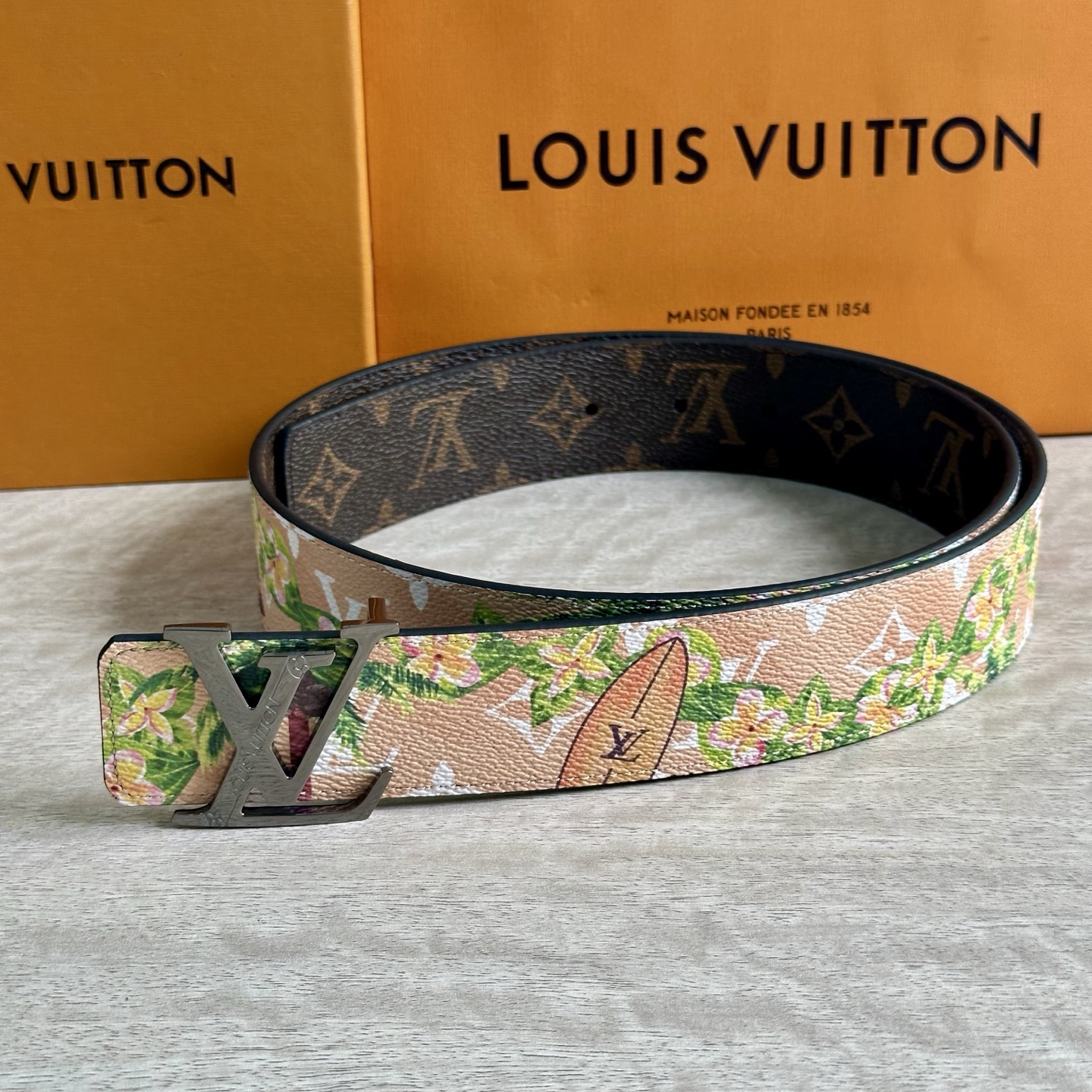 
LV 宽4.0cm 双面腰带将两式经典融于一处。Monogram 印花瞩目放大，与焕新 Monogra