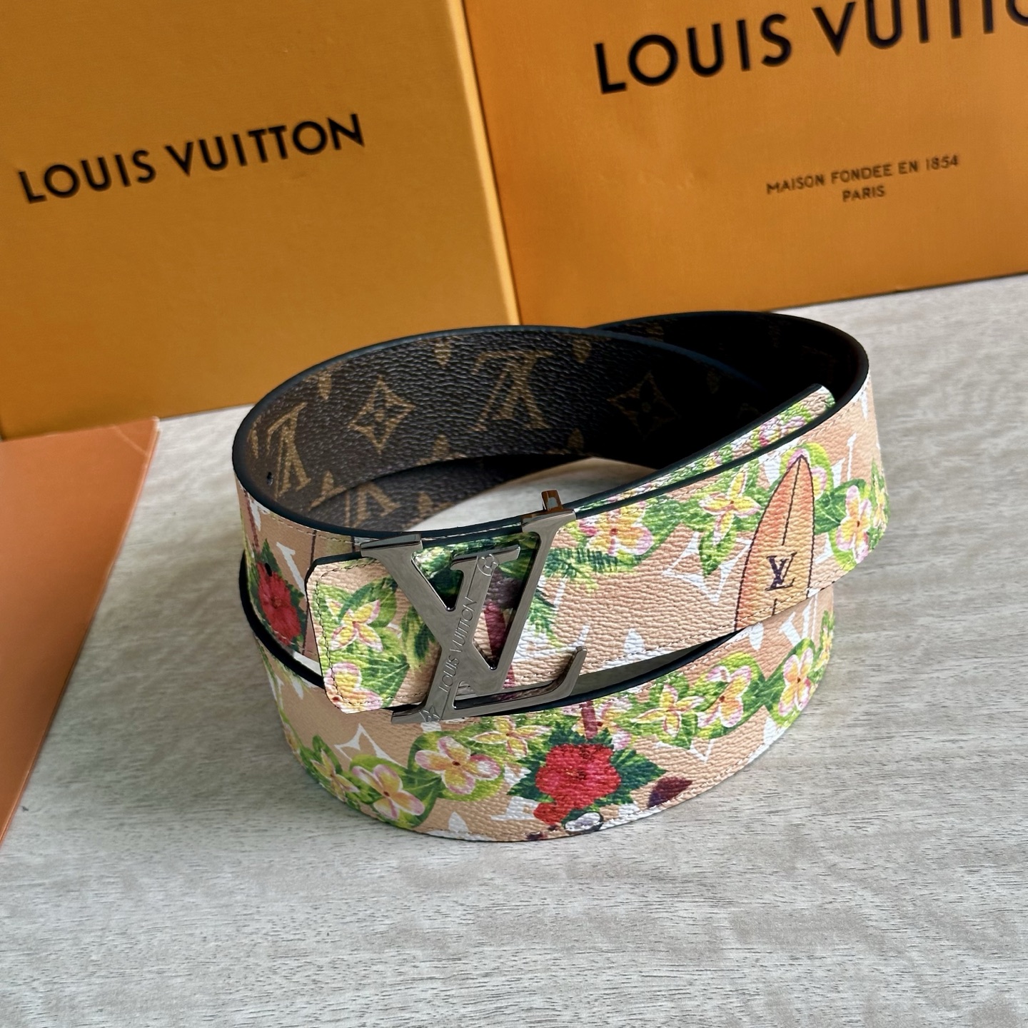
LV 宽4.0cm 双面腰带将两式经典融于一处。Monogram 印花瞩目放大，与焕新 Monogra