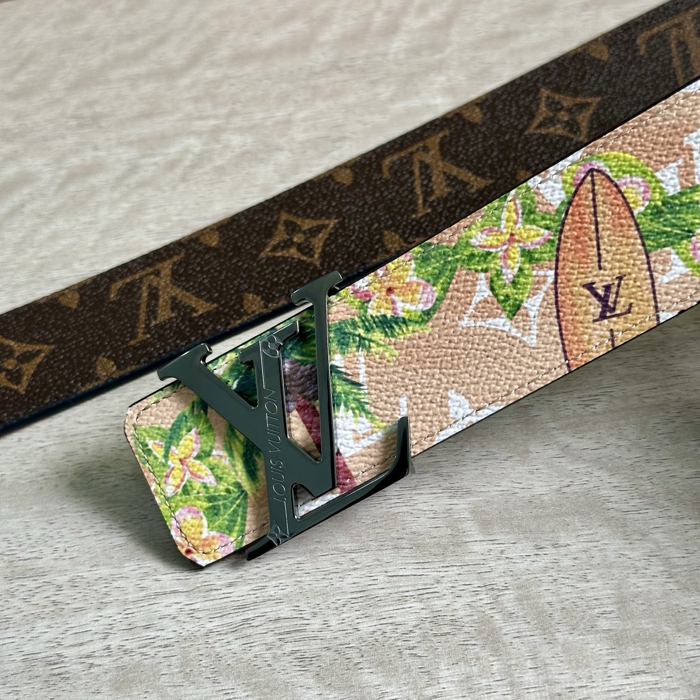 
LV 宽4.0cm 双面腰带将两式经典融于一处。Monogram 印花瞩目放大，与焕新 Monogra
