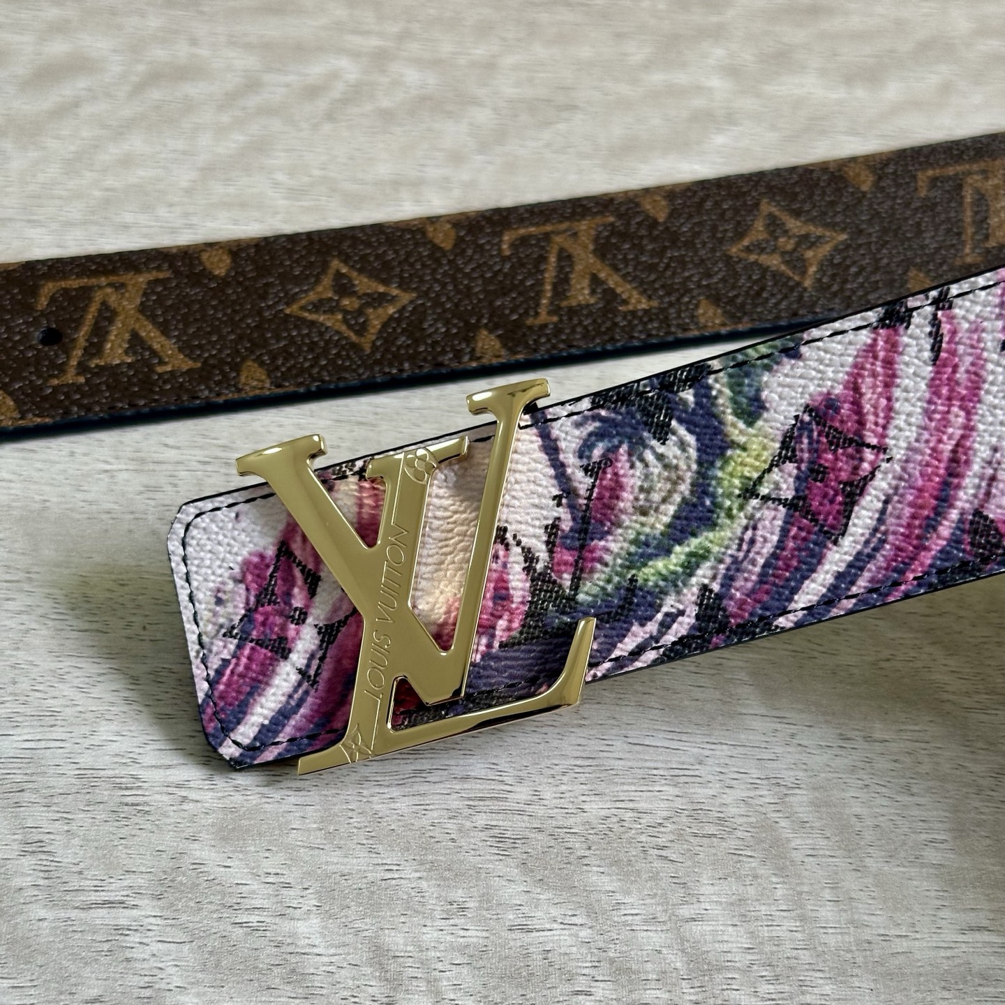 
LV 宽4.0cm 双面腰带将两式经典融于一处。Monogram 印花瞩目放大，与焕新 Monogra