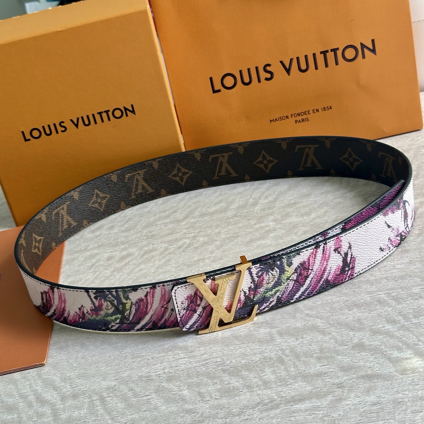 
LV 宽4.0cm 双面腰带将两式经典融于一处。Monogram 印花瞩目放大，与焕新 Monogra