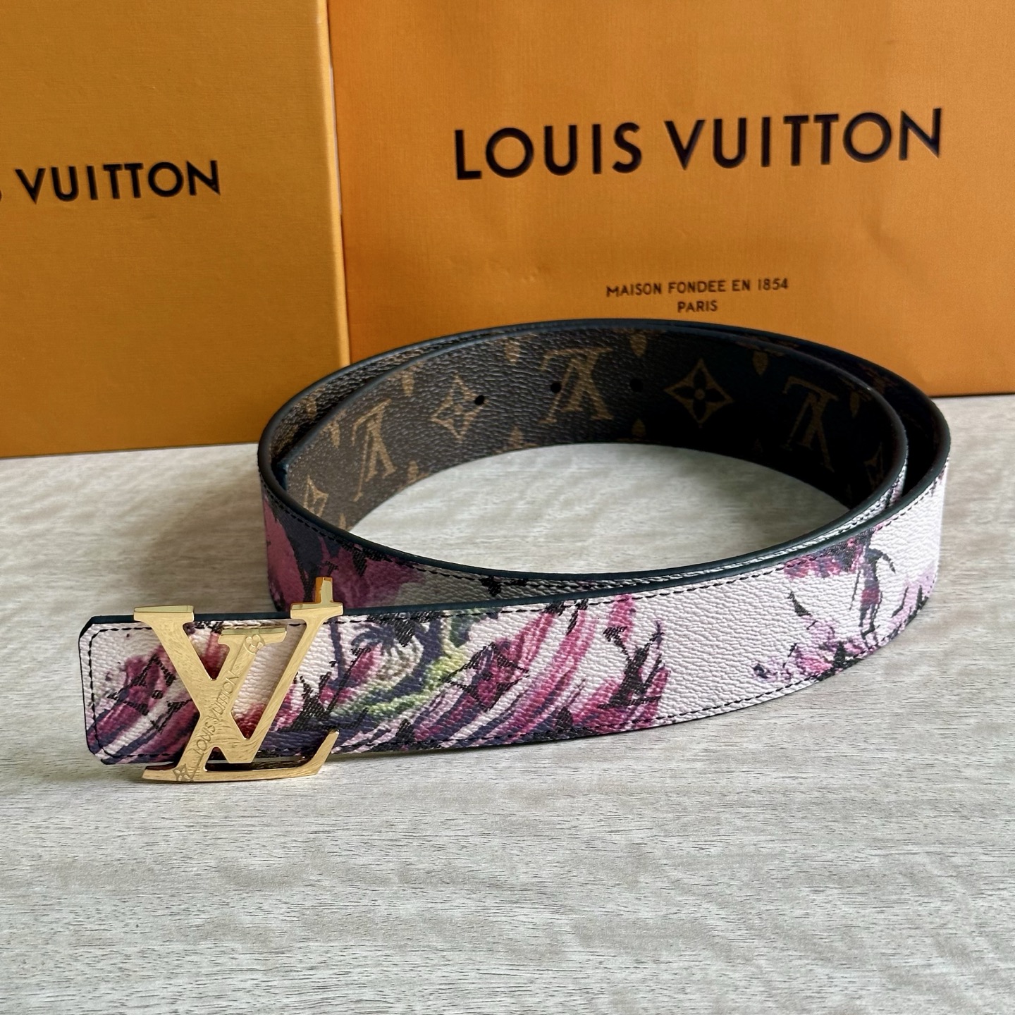 
LV 宽4.0cm 双面腰带将两式经典融于一处。Monogram 印花瞩目放大，与焕新 Monogra