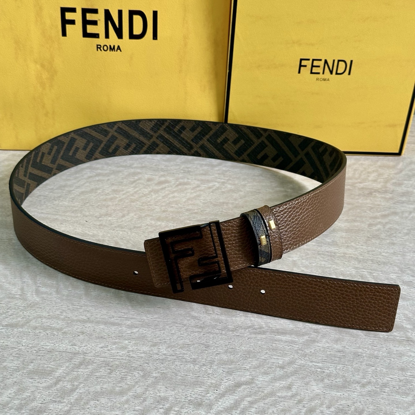 
     FENDI（芬迪）专柜同款 宽4.0CM 双环正反用腰带 FF按钉搭扣 咖啡色Cuoio  