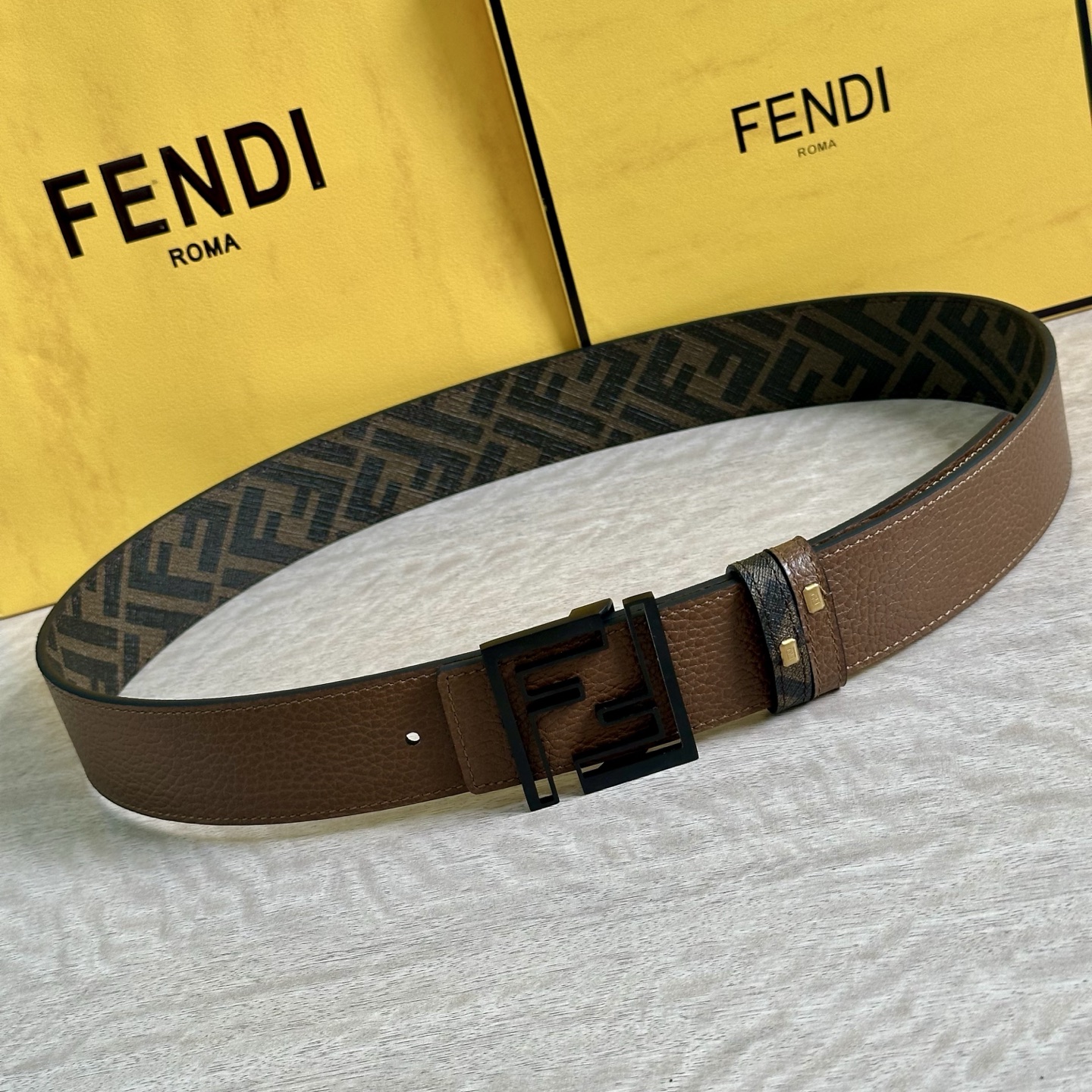 
     FENDI（芬迪）专柜同款 宽4.0CM 双环正反用腰带 FF按钉搭扣 咖啡色Cuoio  