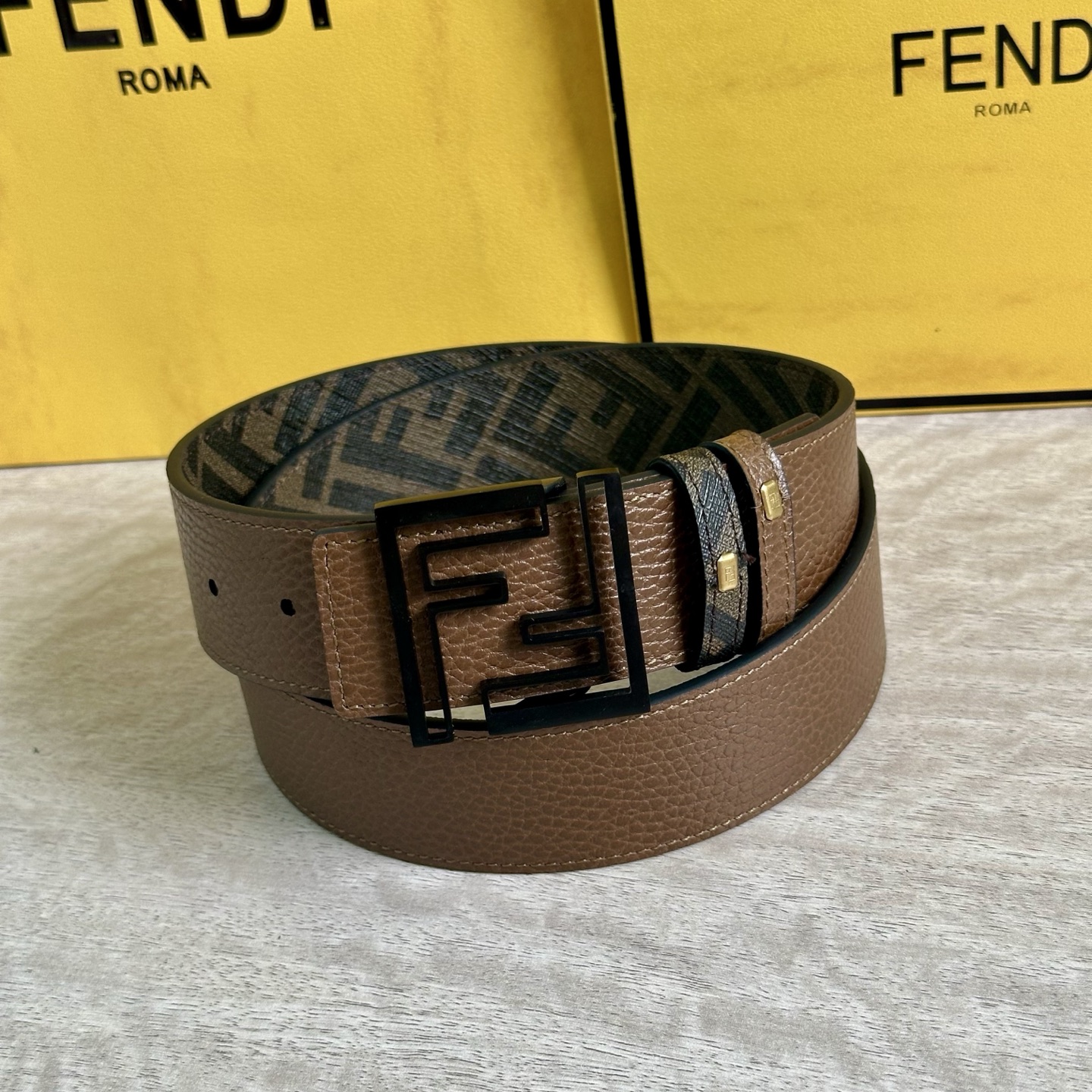
     FENDI（芬迪）专柜同款 宽4.0CM 双环正反用腰带 FF按钉搭扣 咖啡色Cuoio  
