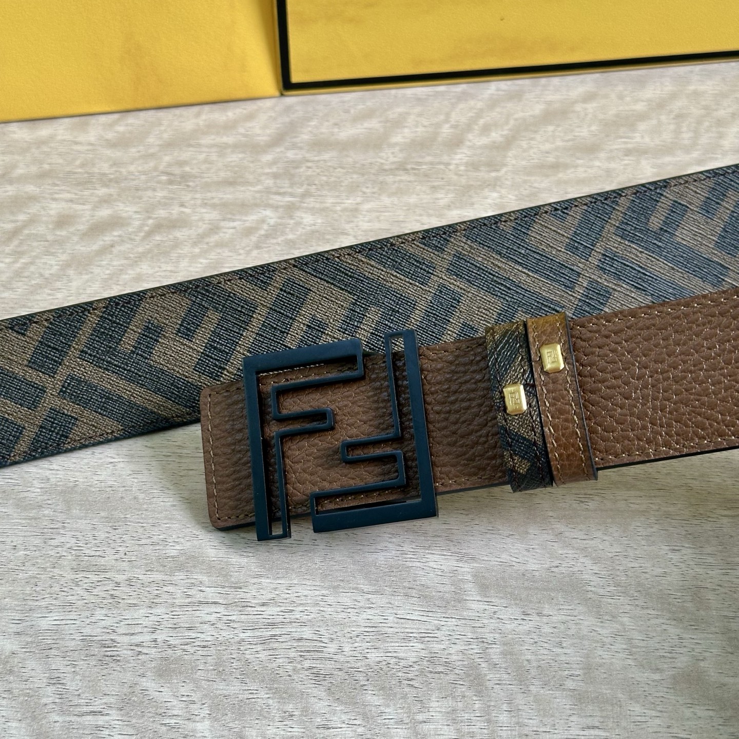 
     FENDI（芬迪）专柜同款 宽4.0CM 双环正反用腰带 FF按钉搭扣 咖啡色Cuoio  