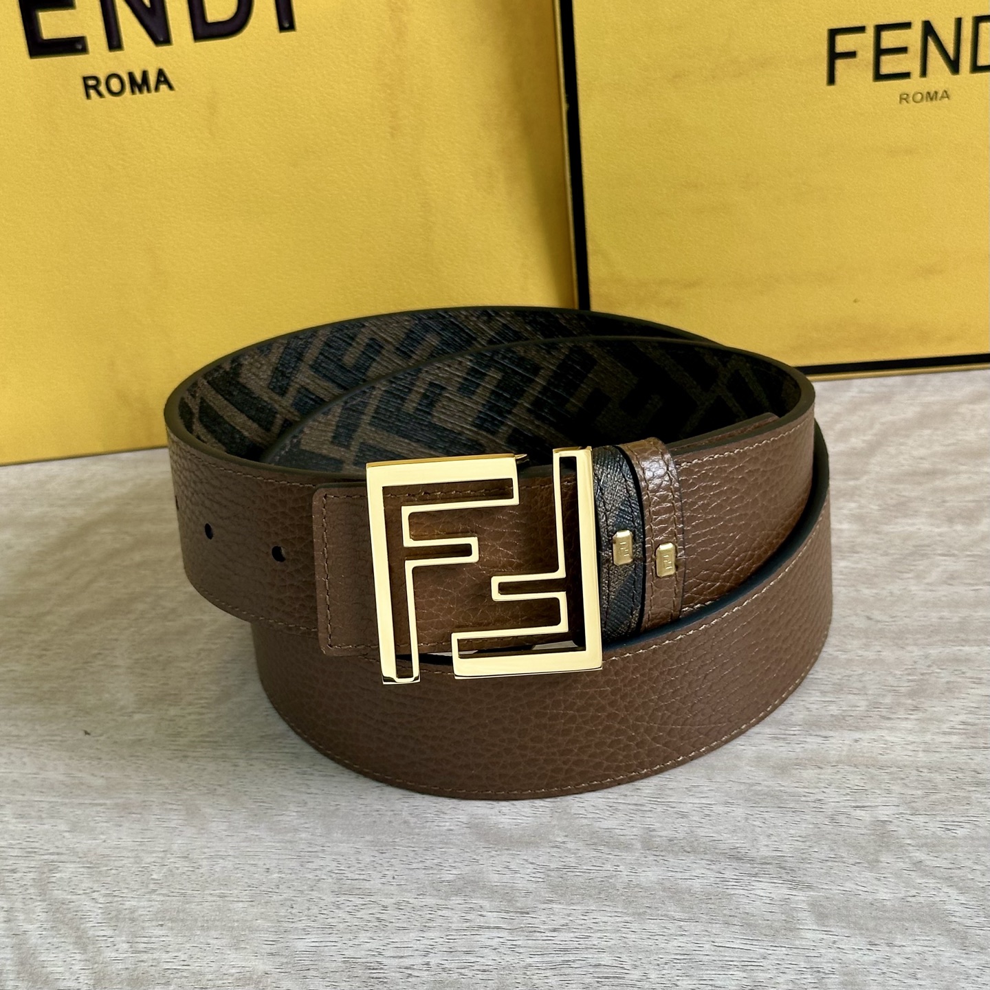 
     FENDI（芬迪）专柜同款 宽4.0CM 双环正反用腰带 FF按钉搭扣 咖啡色Cuoio  