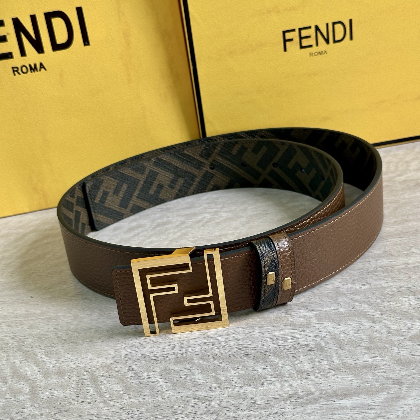 
     FENDI（芬迪）专柜同款 宽4.0CM 双环正反用腰带 FF按钉搭扣 咖啡色Cuoio  