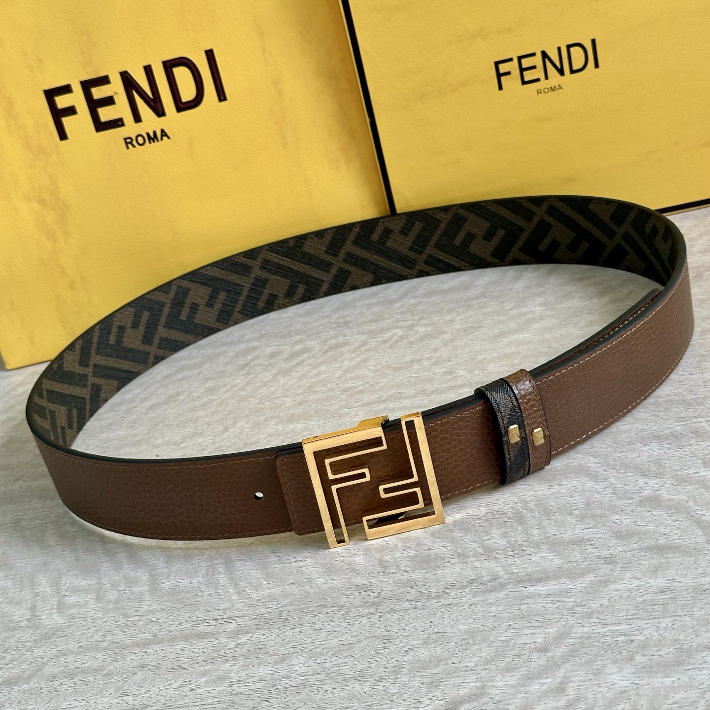
     FENDI（芬迪）专柜同款 宽4.0CM 双环正反用腰带 FF按钉搭扣 咖啡色Cuoio  