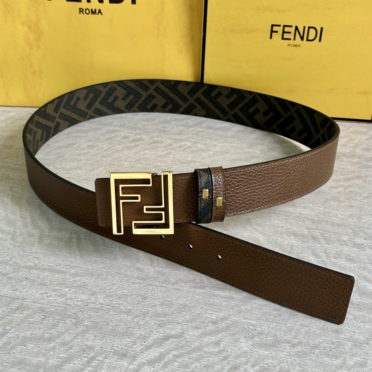 
     FENDI（芬迪）专柜同款 宽4.0CM 双环正反用腰带 FF按钉搭扣 咖啡色Cuoio  