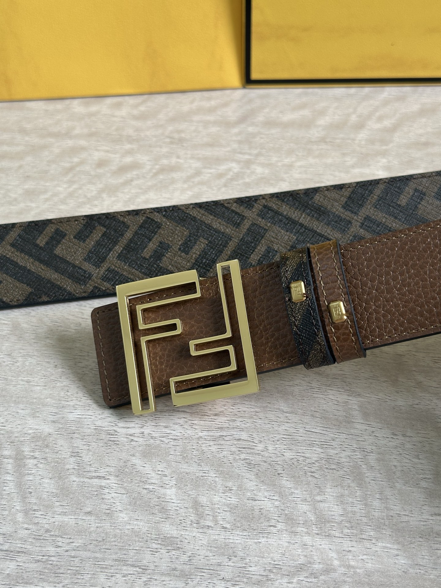 
     FENDI（芬迪）专柜同款 宽4.0CM 双环正反用腰带 FF按钉搭扣 咖啡色Cuoio  