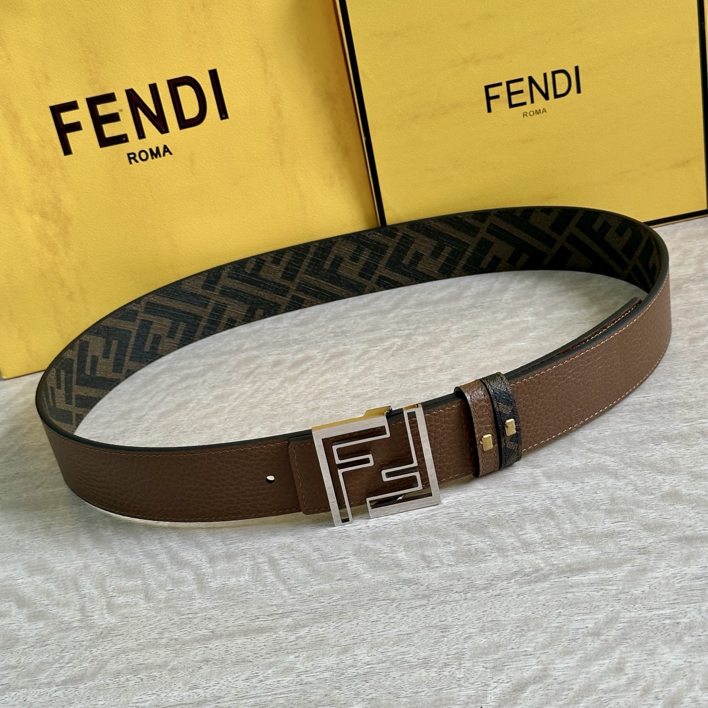 
     FENDI（芬迪）专柜同款 宽4.0CM 双环正反用腰带 FF按钉搭扣 咖啡色Cuoio  
