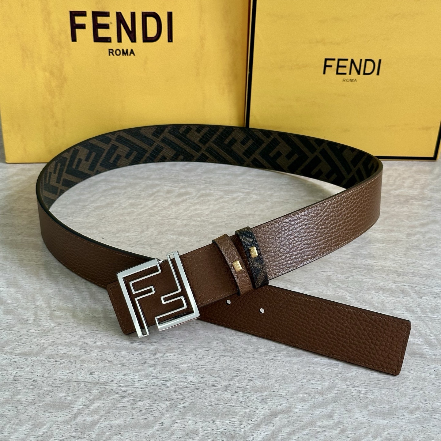 
     FENDI（芬迪）专柜同款 宽4.0CM 双环正反用腰带 FF按钉搭扣 咖啡色Cuoio  